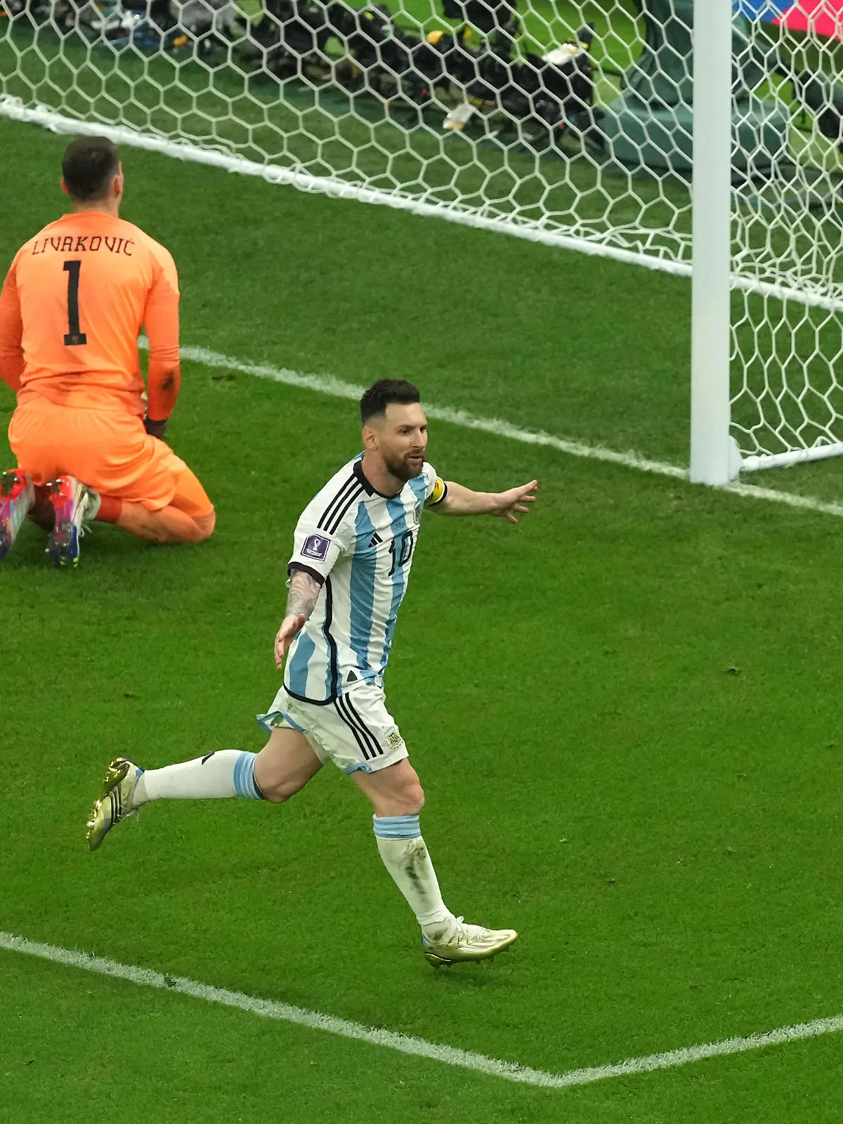  Argentina v Croatia - FIFA World Cup, WM, Weltmeisterschaft, Fussball 2022 - Semi Final - Lusail Stadium Argentina s Lionel Messi celebrates scoring their side s first goal of the game from a penalty during the FIFA World Cup Semi-Final match at the Lusail Stadium in Lusail, Qatar. Picture date: Tuesday December 13, 2022. Use subject to restrictions. Editorial use only, no commercial use without prior consent from rights holder. PUBLICATIONxNOTxINxUKxIRL Copyright: xMartinxRickettx 70236145