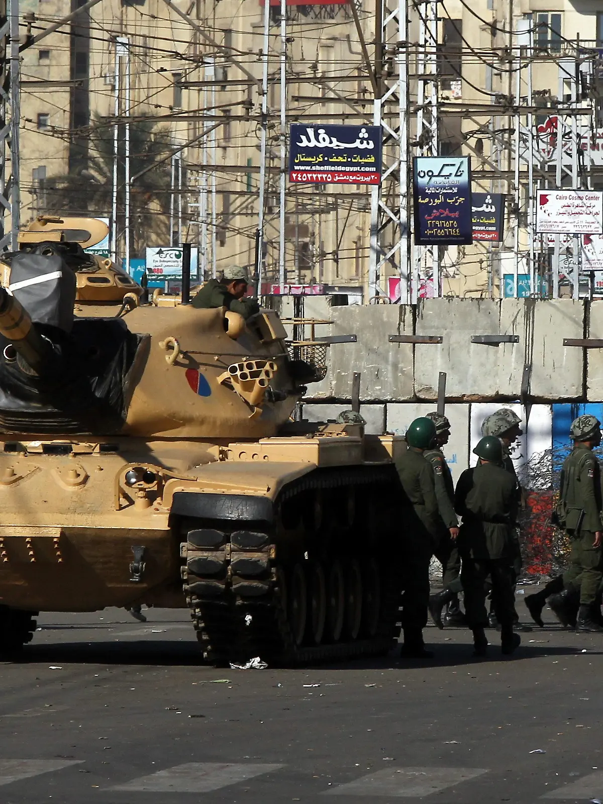 epa03503537 Egyptian soldiers with a tank are seen deployed next to the Presidential Palace in Cairo, Egypt, 10 December 2012. Egyptian President Mohamed Morsi has ordered the army to maintain public order and secure government institutions local media reported on 10 December. The decree issued on 09 December granted army officers the authority to arrest civilians to 'maintaining public order' in the lead up to the 15 December referendum on the constitution, which was drafted by an Islamist-led constitutent assembly. EPA/KHALED ELFIQI  +++(c) dpa - Bildfunk+++