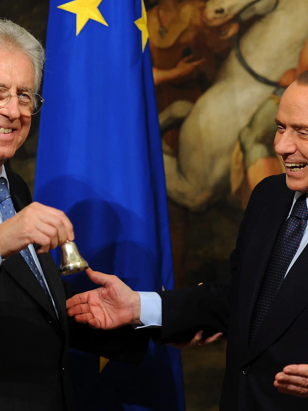 epa03005733 Italy's new Prime Minister Mario Monti (L) is given the bell by outgoing Prime Minister Silvio Berlusconi marking the moment he takes office at Palazzo Chigi, in Rome, Italy, 16 November 2011. Reports state that Prime Minister Mario Monti was sworn in on 16 November 2011 to lead Italy?s 63rd government since the end of World War II. EPA/MAURIZIO BRAMBATTI  +++(c) dpa - Bildfunk+++