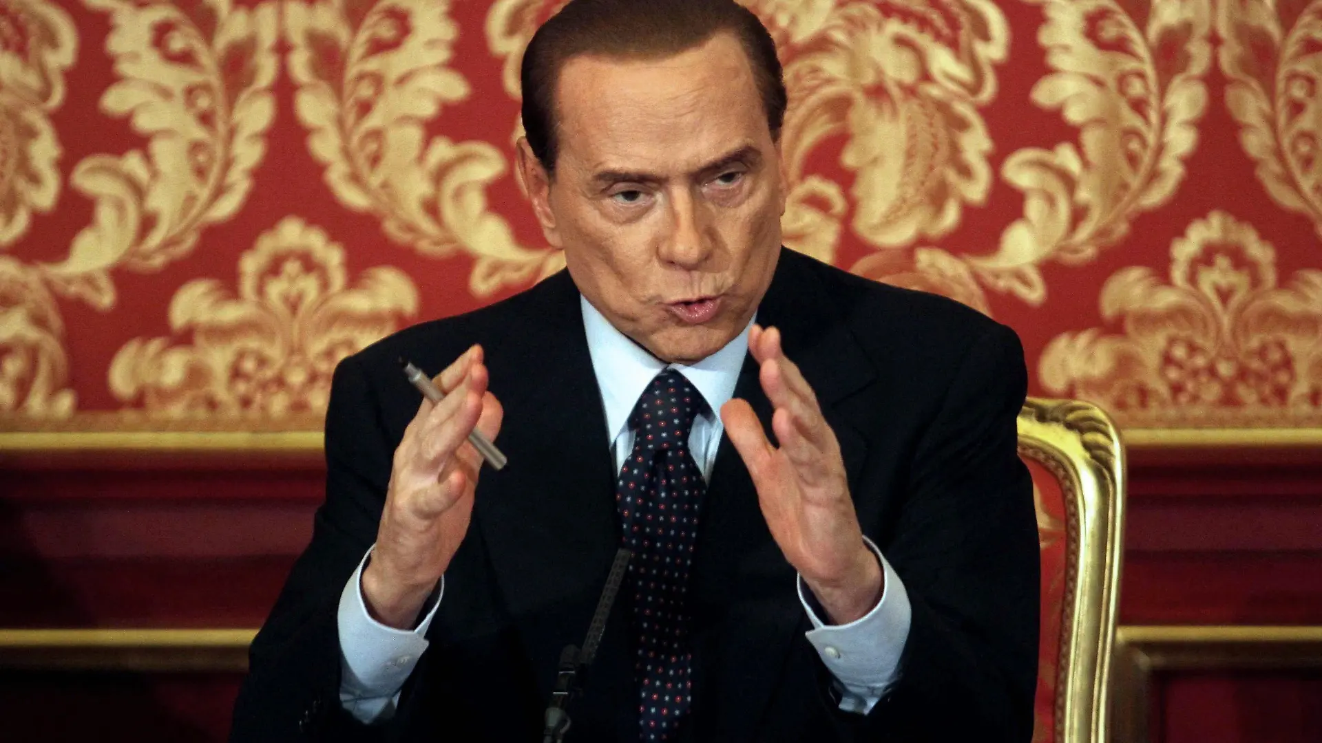 ARCHIV - Der ehemalige italienische Ministerpräsident Silvio Berlusconi (Archivfoto vom 27.10.2012) will bei den Parlamentswahlen im März erneut für das Amt des Regierungschefs antreten. Das bestätigte der 76-Jährige am 08.12.2012 in Cargnago in der Lombardei. EPA/STEFANO PORTA EPA/STEFANO PORTA dpa +++(c) dpa - Bildfunk+++
