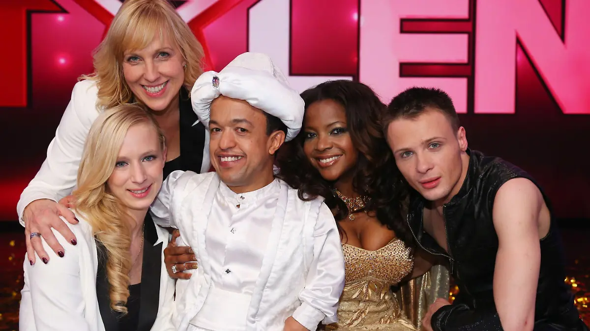 V.l.: Janina Skurt und Heike Mundt mit Papagei Jacko, Hammou Bensalah, Deidra Jones und Emil Kusmirek stehen am 15. Dezember 2012 im grossen Finale von 'Das Supertalent'. Verwendung der Bilder für Online-Medien ausschließlich mit folgender Verlinkung:'Alle Infos zu 'Das Supertalent' im Special bei RTL.de: www.rtl.de/cms/sendungen/das-supertalent.html