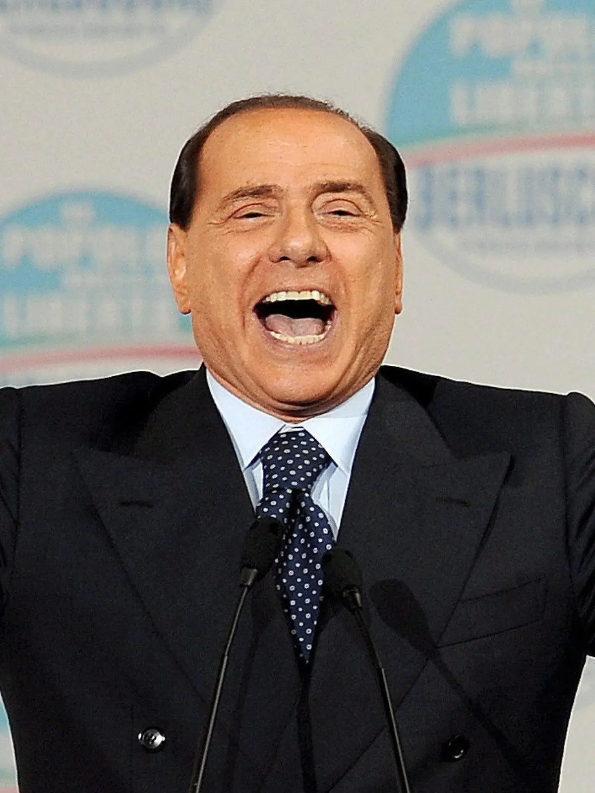 ARCHIV - Der damalige italienische Ministerpräsident Silvio Berlusconi spricht während einer Parteiveranstaltung am 08.03.2008 in Mailand. Silvio Berlusconi will bei den Parlamentswahlen im März erneut für das Amt des Regierungschefs antreten. Das bestätigte der 76-Jährige am 08.12.2012 in Cargnago in der Lombardei. Foto: EPA/Danlie Dal Zennaro dpa  +++(c) dpa - Bildfunk+++