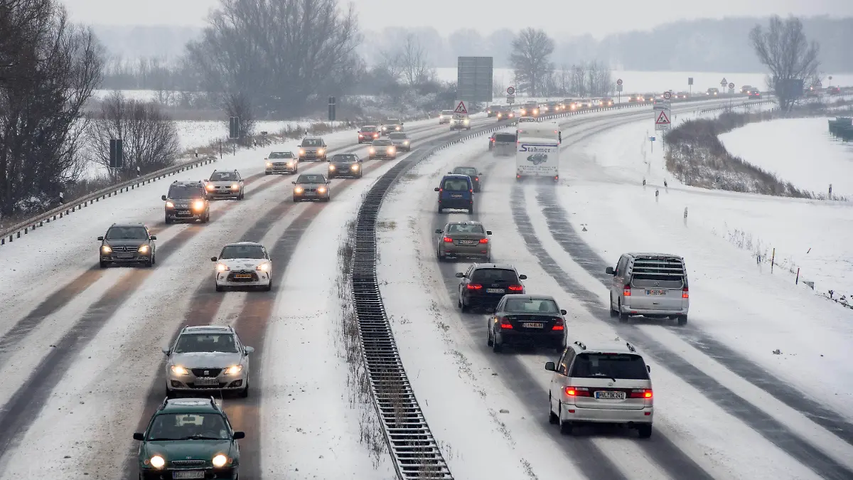 Autos fahren am 09.12.2012 bei Schneefall nahe der Stadt Neuruppin (Brandenburg) über die Autobahn A24. Foto: Robert Schlesinger/dpa +++(c) dpa - Bildfunk+++