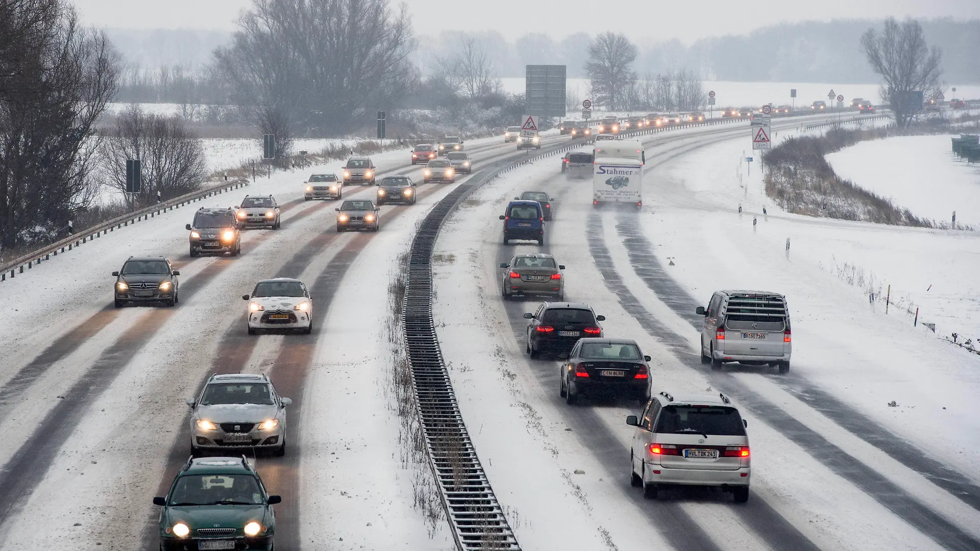 Autos fahren am 09.12.2012 bei Schneefall nahe der Stadt Neuruppin (Brandenburg) über die Autobahn A24. Foto: Robert Schlesinger/dpa +++(c) dpa - Bildfunk+++