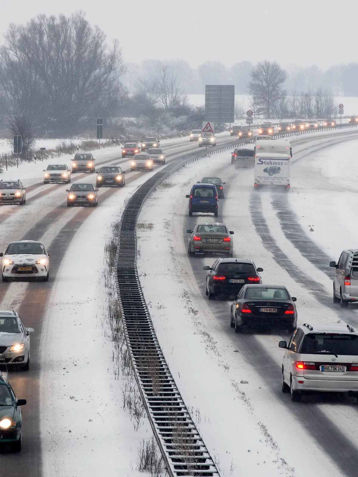 Autos fahren am 09.12.2012 bei Schneefall nahe der Stadt Neuruppin (Brandenburg) über die Autobahn A24. Foto: Robert Schlesinger/dpa  +++(c) dpa - Bildfunk+++