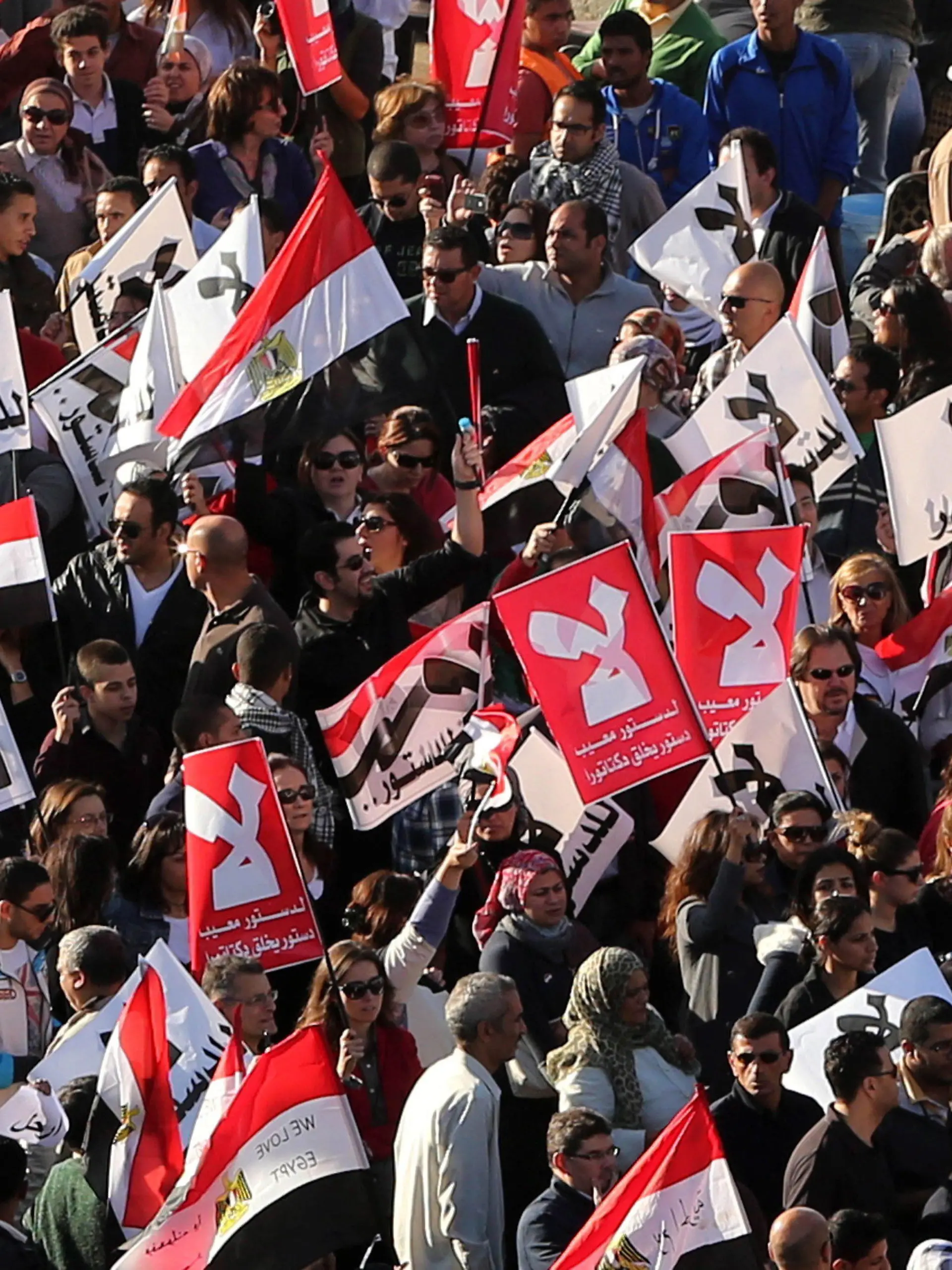 epa03499946 Anti-Morsi protesters shout slogans and hold placards reading in Arabic 'no to the constituion', during a sit-in against the President Mohamed Morsi decree, in Tahrir Square, Cairo, Egypt, 07 December 2012. Backers and opponents of Egyptian President Mohamed Morsi planned to stage rival mass protests on 07 December, as the country was locked in a deepening crisis over the Islamist leader?s grab for powers and his call for a referendum on a controversial draft constitution. EPA/ANDRE PAIN  +++(c) dpa - Bildfunk+++
