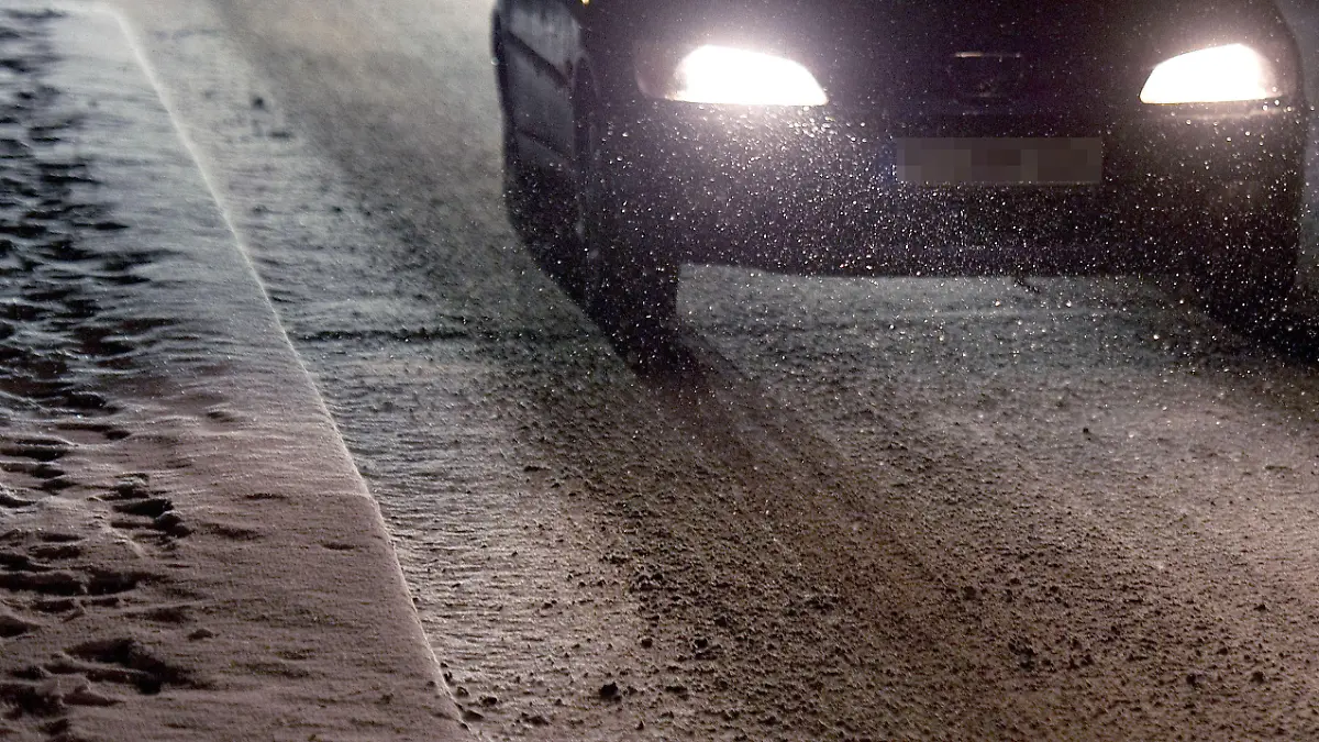 Ein Auto fährt am 05.12.2012 in Hamburg durch dichtes Schneetreiben. Foto: Axel Heimken/dpa  +++(c) dpa - Bildfunk+++