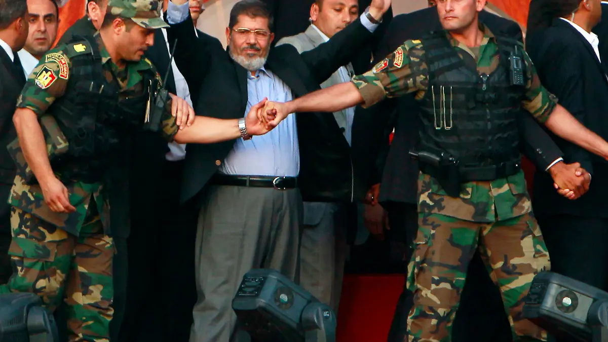 RNPS IMAGES OF THE YEAR 2012 - Egypt's Islamist President-elect Mohamed Mursi waves to his supporters while surrounded by his members of the presidential guard in Cairo's Tahrir Square, June 29, 2012. Mursi took an informal oath of office on Friday before tens of thousands of supporters in Cairo's Tahrir Square, in a slap at the generals trying to limit his power. REUTERS/Amr Abdallah Dalsh (EGYPT - Tags: POLITICS CIVIL UNREST TPX IMAGES OF THE DAY)