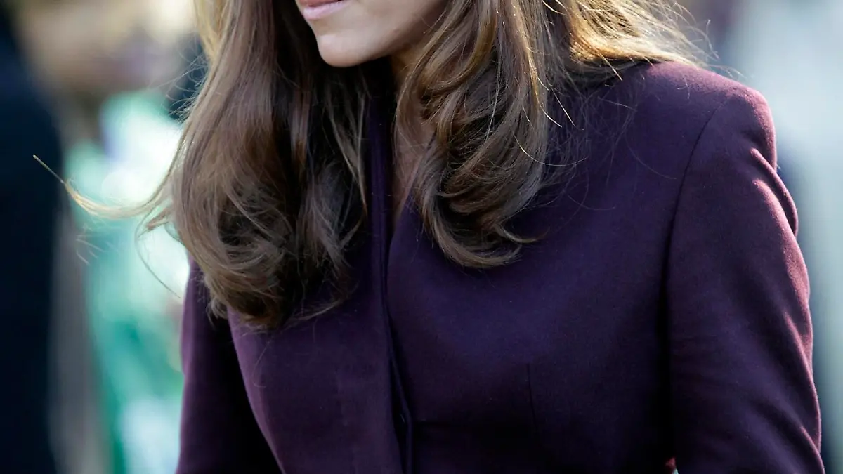 ARCHIV - Ein angebliches Interview einer alten Schulfreundin von Kate Middleton (Foto vom 10.10.2012) hat die Gerüchteküche über eine Schwangerschaft der Ehefrau von Prinz William angeheizt. In einem australischenMagazin hatte das Mädchen ausgeplaudert, Kate sei schwanger. Wenig später nahm sie die Aussagen über Social Media wieder zurück. DerBuckingham Palast schweigt zu den Gerüchten. Foto: epa (zu dpa-Leute-Meldung vom 21.11.2012) +++(c) dpa - Bildfunk+++