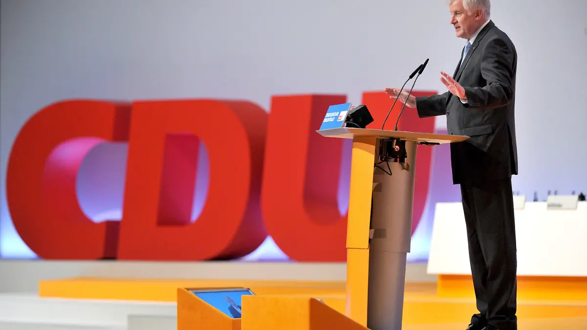 Bayerns Ministerpräsident und CSU-Vorsitzender Horst Seehofer spricht am 05.12.2012 beim 25. Bundesparteitag der CDU in Hannover (Niedersachsen). Foto: Bernd von Jutrczenka/dpa  +++(c) dpa - Bildfunk+++