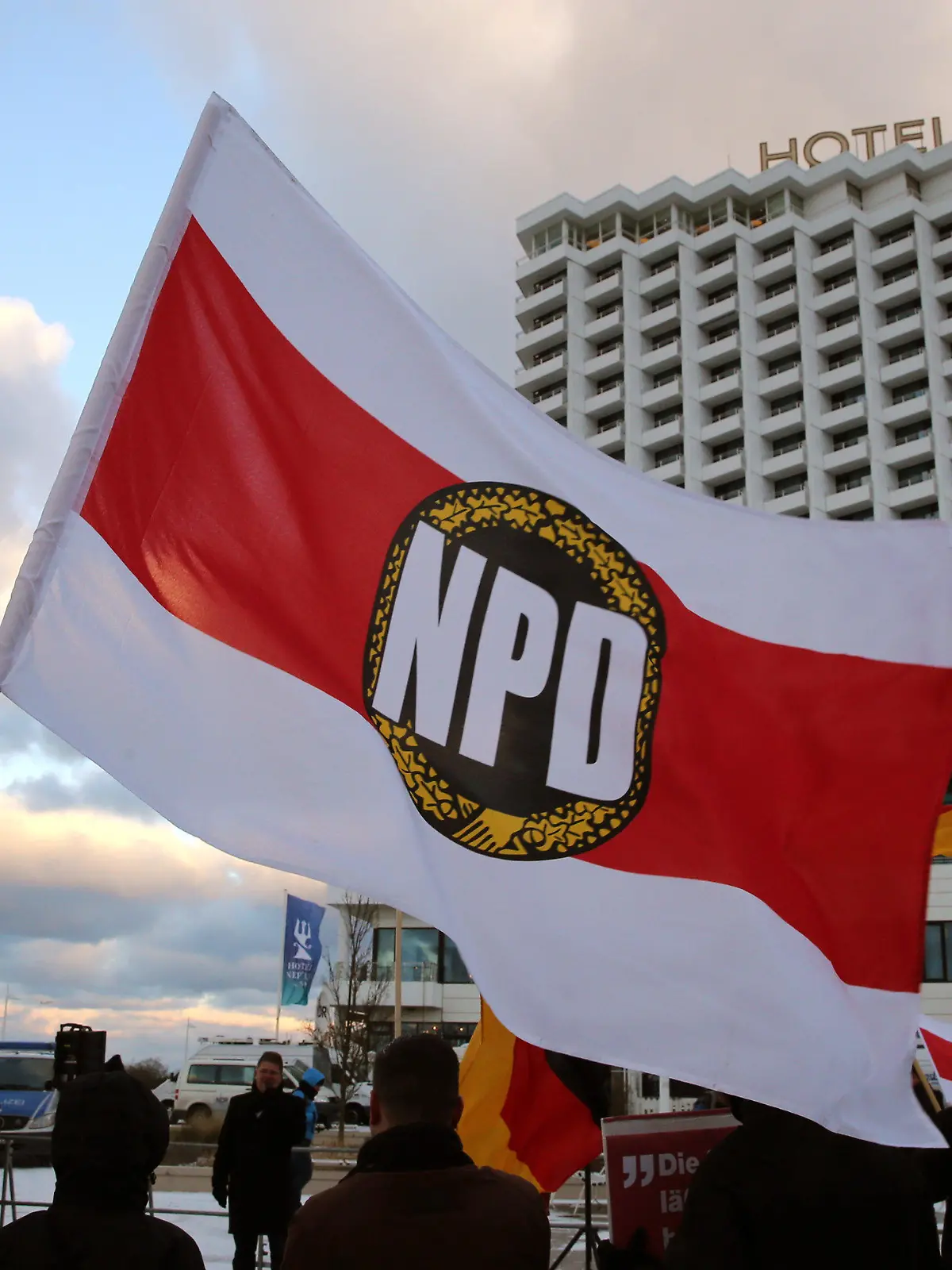 Vor dem Tagungshotel der Innenministerkonferenz (IMK) in Rostock-Warnemünde (Mecklenburg-Vorpommern) protestieren am 05.12.2012 NPD-Mitglieder gegen ein mögliches Verbot ihrer Partei.  Zum Auftakt der dreitägigen Konferenz vom 05.-07.12.2012 beraten die Innenminister von Bund und Ländern über ein neues Verbotsverfahren gegen die rechtsextreme Partei. Foto: Bernd Wüstneck/dpa  +++(c) dpa - Bildfunk+++