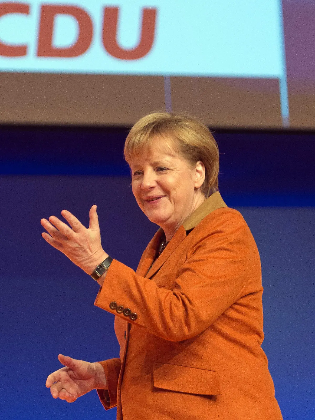 Bundeskanzlerin Angela Merkel schaut sich am 03.12.2012 die Halle zum 25. Bundesparteitag der CDU in Hannover (Niedersachsen) an. Der CDU-Parteitag findet vom 3. bis 5. Dezember statt. Foto: Jochen Lübke/dpa  +++(c) dpa - Bildfunk+++