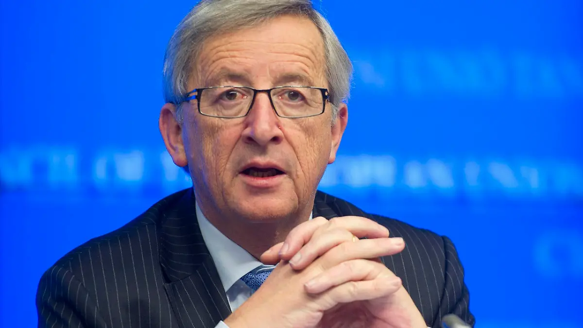 Luxembourg's Prime Minister and Eurogroup chairman Jean-Claude Juncker addresses a news conference after an euro zone finance ministers meeting in Brussels November 27, 2012. Euro zone finance ministers and the International Monetary Fund clinched agreement on reducing Greece's debt on Monday in a breakthrough to release urgently needed loans to keep the near-bankrupt economy afloat.    REUTERS/Jock Fistick/Pool     (BELGIUM  - Tags: POLITICS BUSINESS)