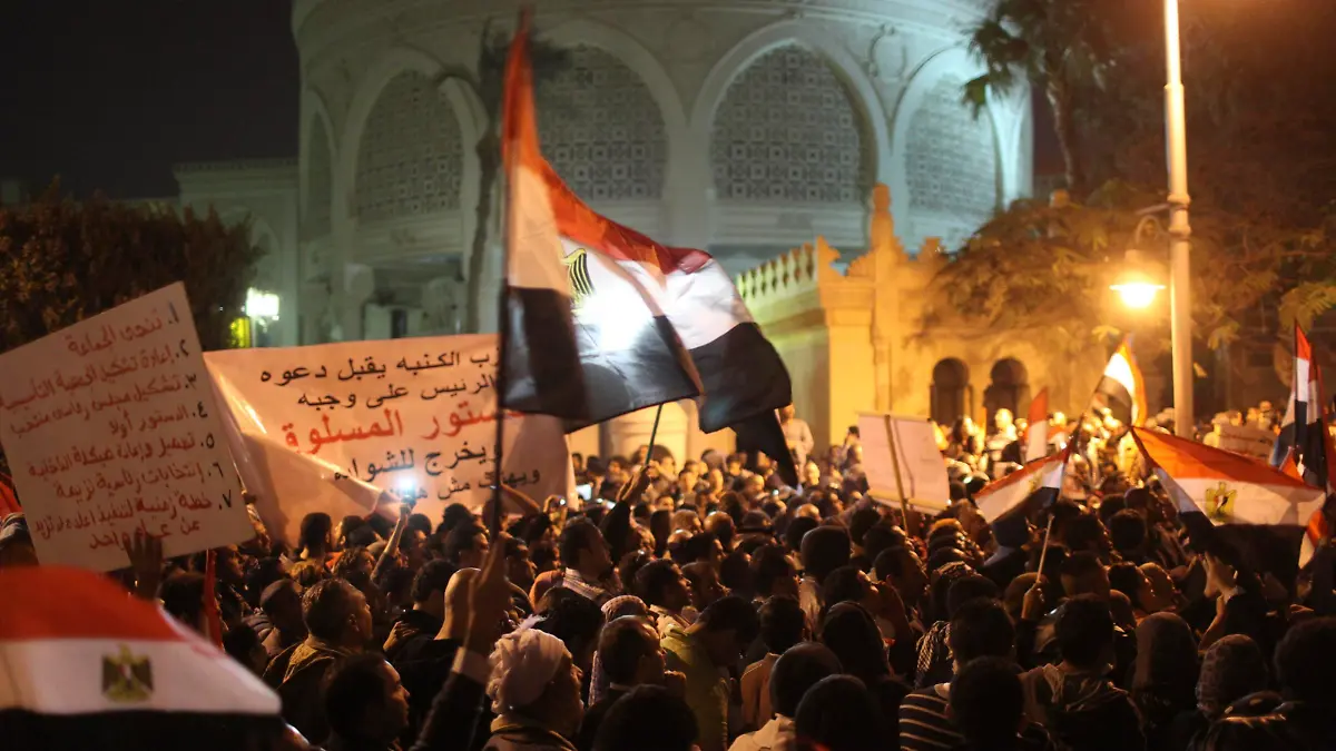 Protesters chant anti-Mursi slogans in front of the presidential palace in Cairo, December 4, 2012. Egypt's opposition called for mass protests on Tuesday against the Islamist-led government's drive to hold a snap referendum on a new constitution after sweeping aside judicial obstacles. REUTERS/Asmaa Waguih (EGYPT - Tags: POLITICS CIVIL UNREST)