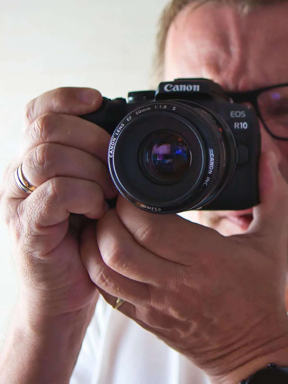 Die Canon EOS R 10 im Alltagstest: Die kompakte Kamera liegt gut in der Hand