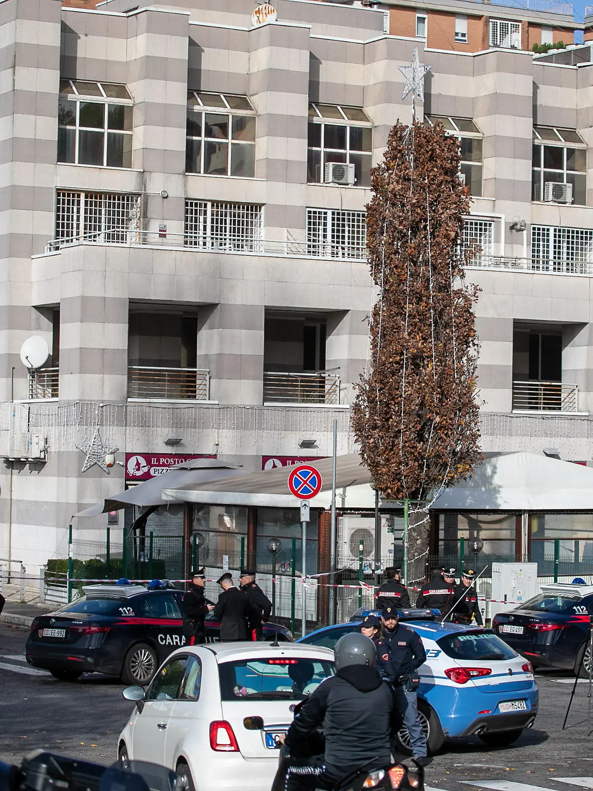 Tre donneÃÂ ucciseÃÂ a colpi di pistola in un bar diÃÂ via Monte Giberto 43, in zonaÃÂ Fidene, e altre quattroÃÂ sono rimaste feriteÃÂ gravemente - Nella foto polizia scientifica sul luogo dell'avvenuto.Photo LaPresse (Credit Image: Â© LaPresse via ZUMA Press