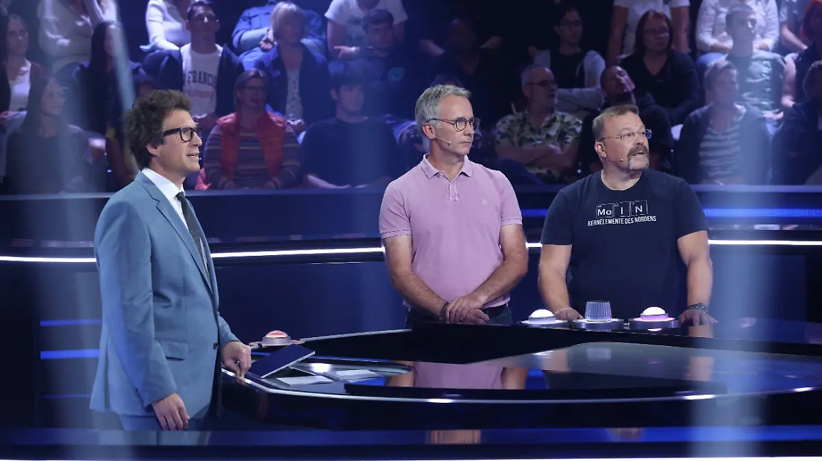 Moderator Daniel Hartwich (l.) mit den Kandidaten Peter (M.) und Eckhart.
Die Verwendung des sendungsbezogenen Materials ist nur mit dem Hinweis und Verlinkung auf RTL+ gestattet.