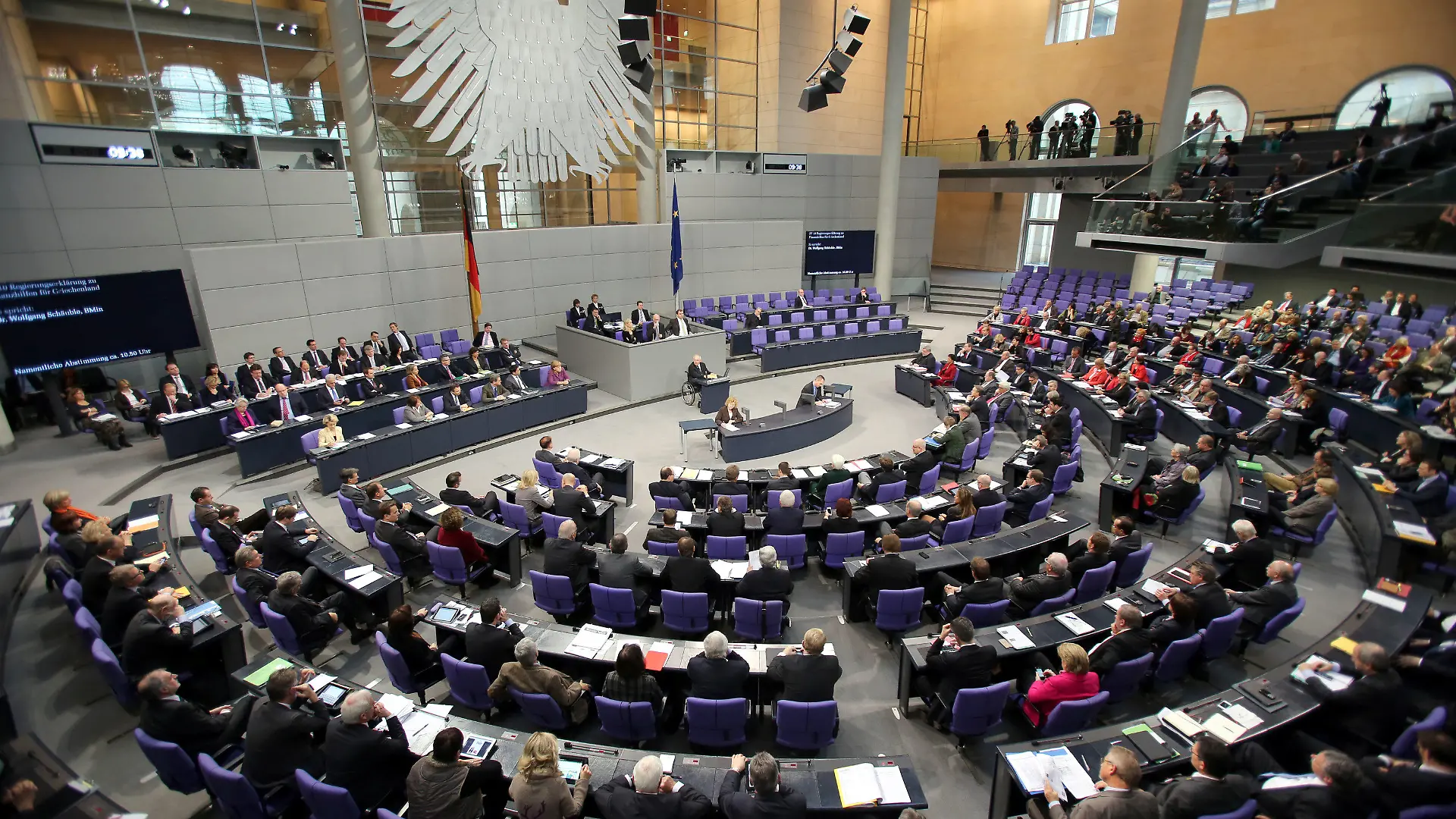 Bundesfinanzminister Wolfgang Schäuble (CDU) spricht am 30.11.2012 im Deutschen Bundestag in Berlin. Die Parlamentarier stimmen nach der Debatte über weitere Finanzhilfen für Griechenland ab. Foto: Wolfgang Kumm/dpa  +++(c) dpa - Bildfunk+++
