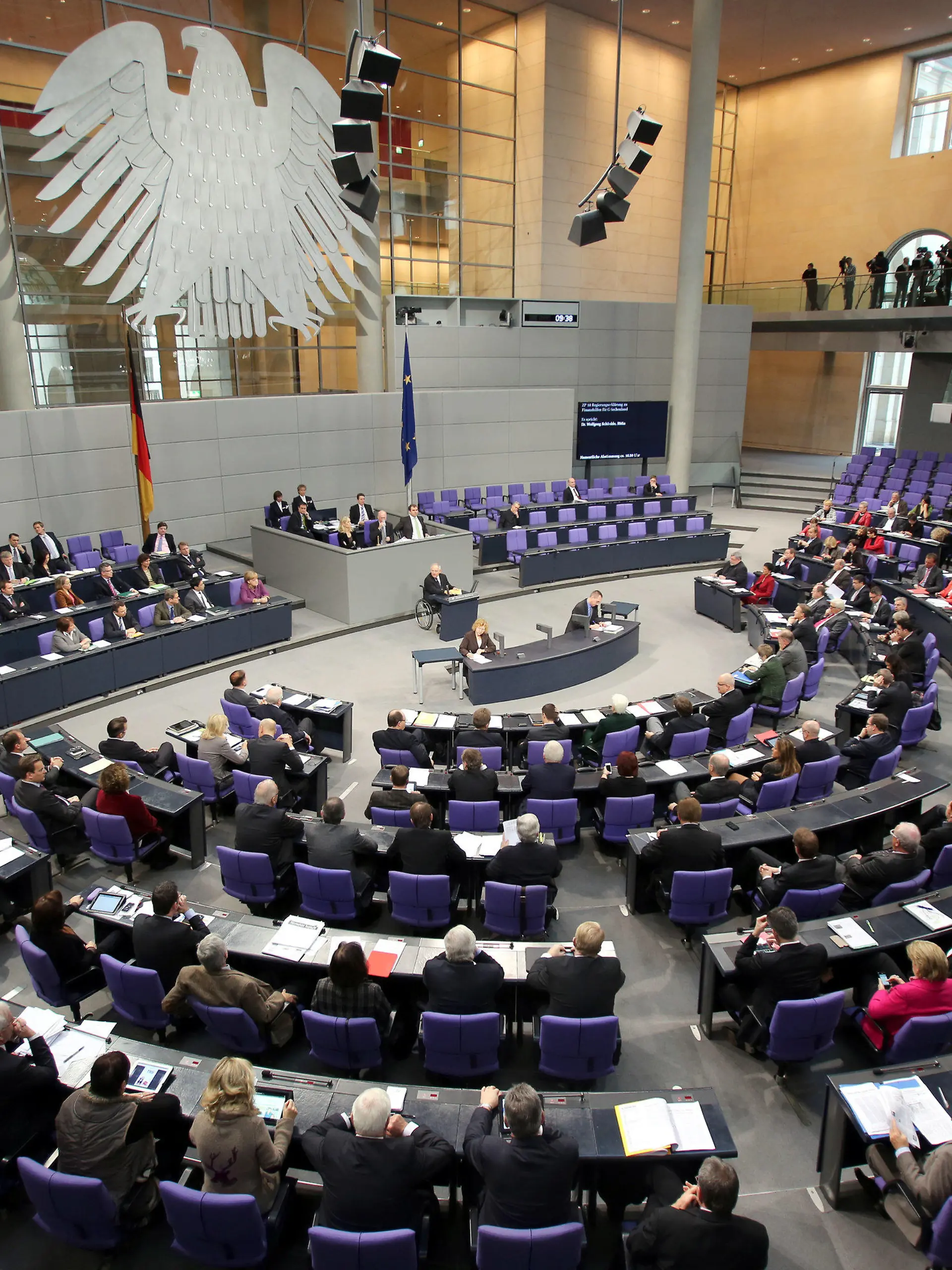 Bundesfinanzminister Wolfgang Schäuble (CDU) spricht am 30.11.2012 im Deutschen Bundestag in Berlin. Die Parlamentarier stimmen nach der Debatte über weitere Finanzhilfen für Griechenland ab. Foto: Wolfgang Kumm/dpa  +++(c) dpa - Bildfunk+++