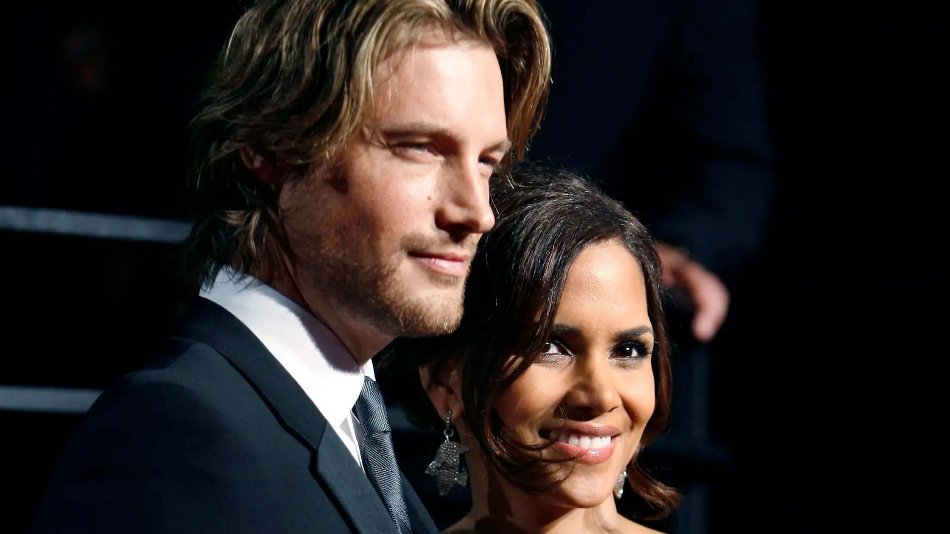 Actress Halle Berry and model Gabriel Aubry pose as they arrive at the 2009 Vanity Fair Oscar Party in West Hollywood, California, in this February 22, 2009 file photo. The father of Halle Berry's daughter is headed to court after he was arrested following a fistfight with her fiance outside the Oscar winning actress' Los Angeles home on Thanksgiving, police said. Aubry, 37, was later released on $20,000 bail after being charged with misdemeanor battery following the punch-up with Berry's fiance, French actor Olivier Martinez, 46, in the driveway of her house on Thursday. REUTERS/Danny Moloshok/Files  (UNITED STATES - Tags: ENTERTAINMENT LAW)