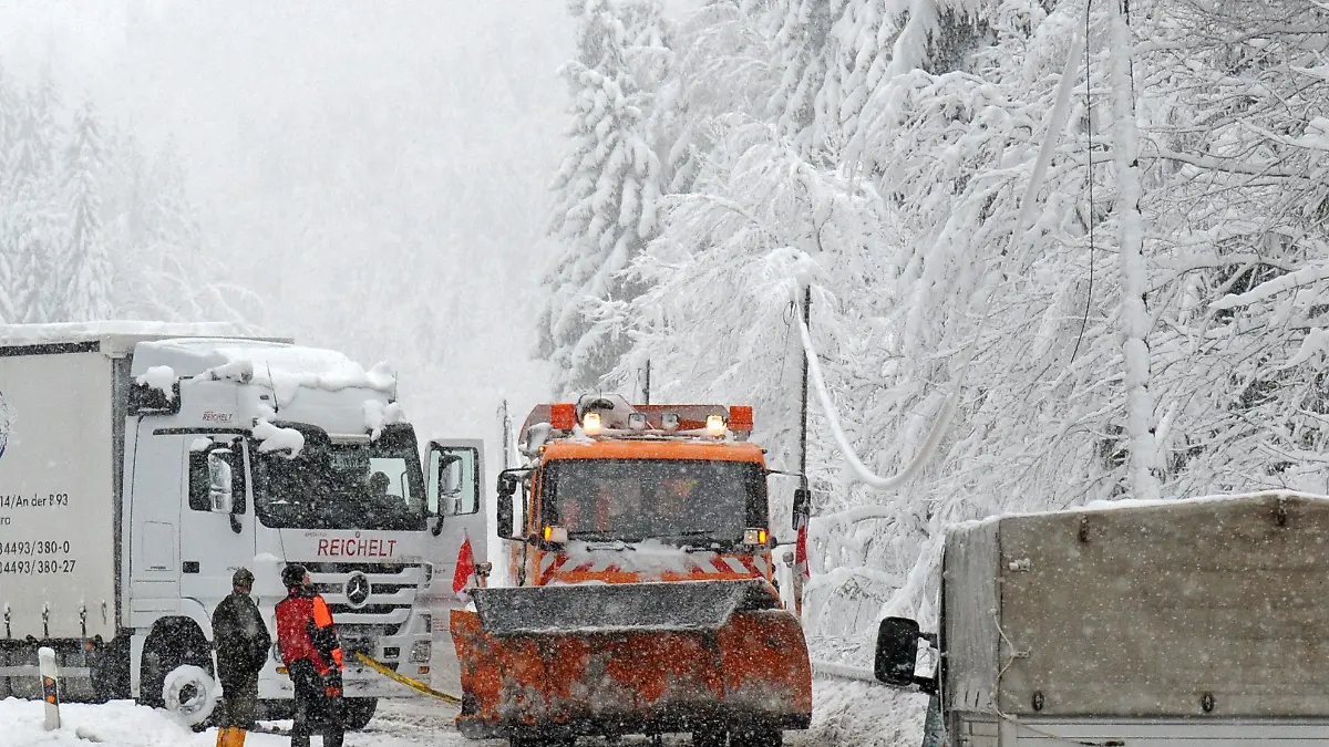 Ein Winterdienstfahrzeug beseitigt am 30.11.2012 in Altenberg (Sachsen) den Schnee. Am 01. Dezember 2012 ist Winteranfang. Foto: Matthias Hiekel/dpa  +++(c) dpa - Bildfunk+++