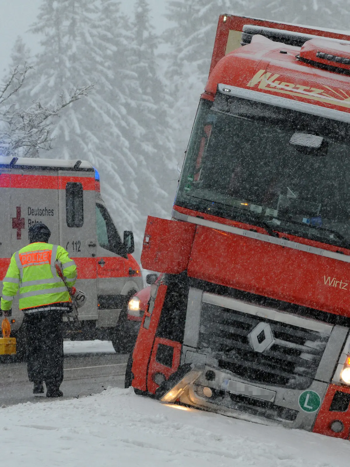 Ein Lkw steht am 29.11.2012 auf der B31 bei Hinterzarten (Baden-Württemberg) im schneebedeckten Graben. Nach Polizeiangaben prallten auf schneebedeckter Fahrbahn zwei Lkw zusammen. Foto: Patrick Seeger/dpa  +++(c) dpa - Bildfunk+++