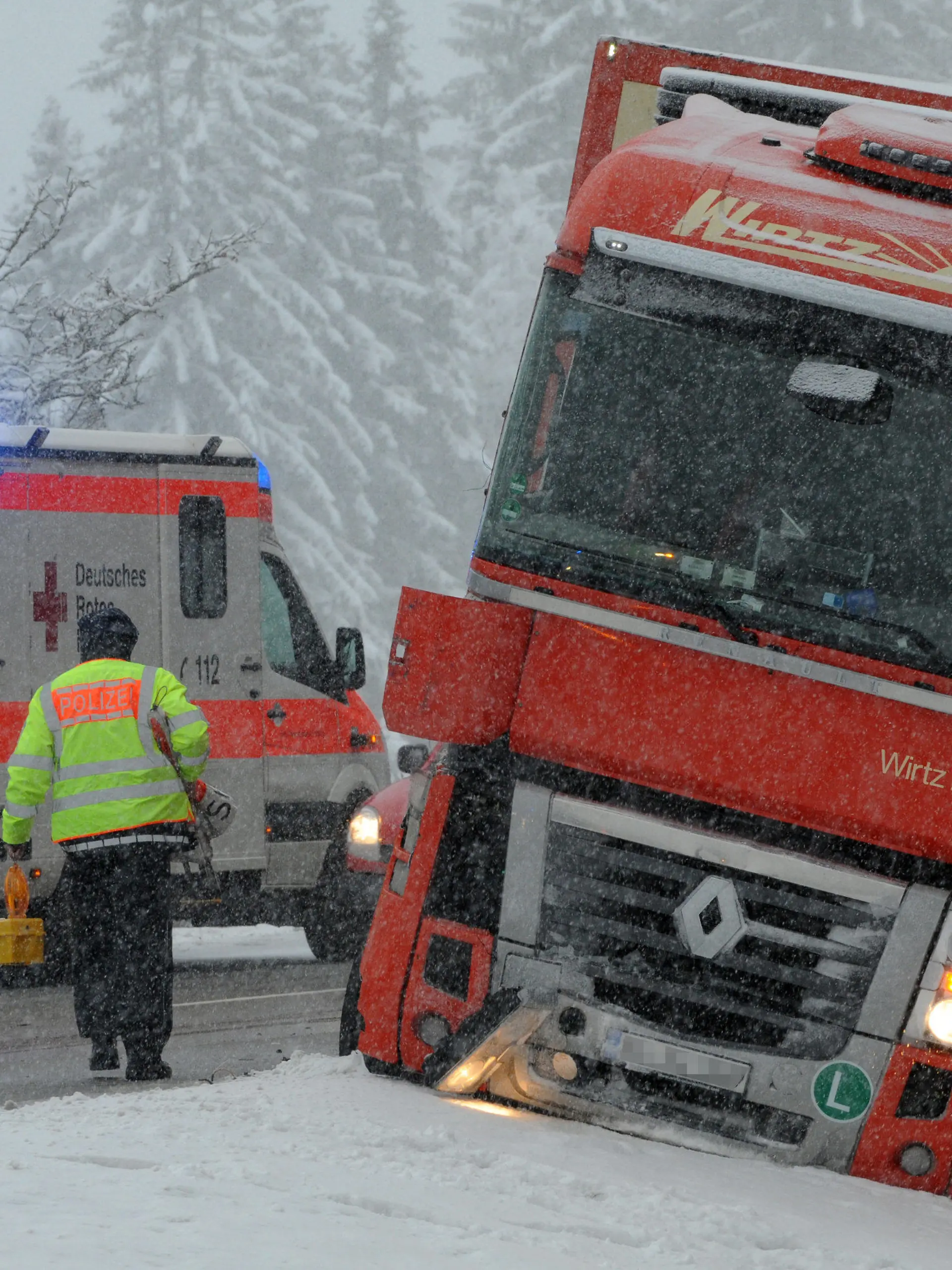Ein Lkw steht am 29.11.2012 auf der B31 bei Hinterzarten (Baden-Württemberg) im schneebedeckten Graben. Nach Polizeiangaben prallten auf schneebedeckter Fahrbahn zwei Lkw zusammen. Foto: Patrick Seeger/dpa  +++(c) dpa - Bildfunk+++