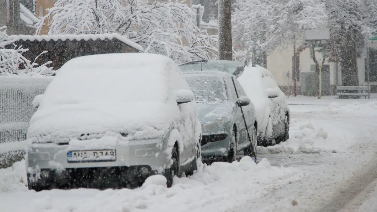 Verschneite Autos stehen bei Schlettau (Sachsen) am 29.11.2012. Schneefälle sorgten im Erzgebirge für schwierige Verkehrsverhältnisse. Foto: Bernd März/dpa  +++(c) dpa - Bildfunk+++