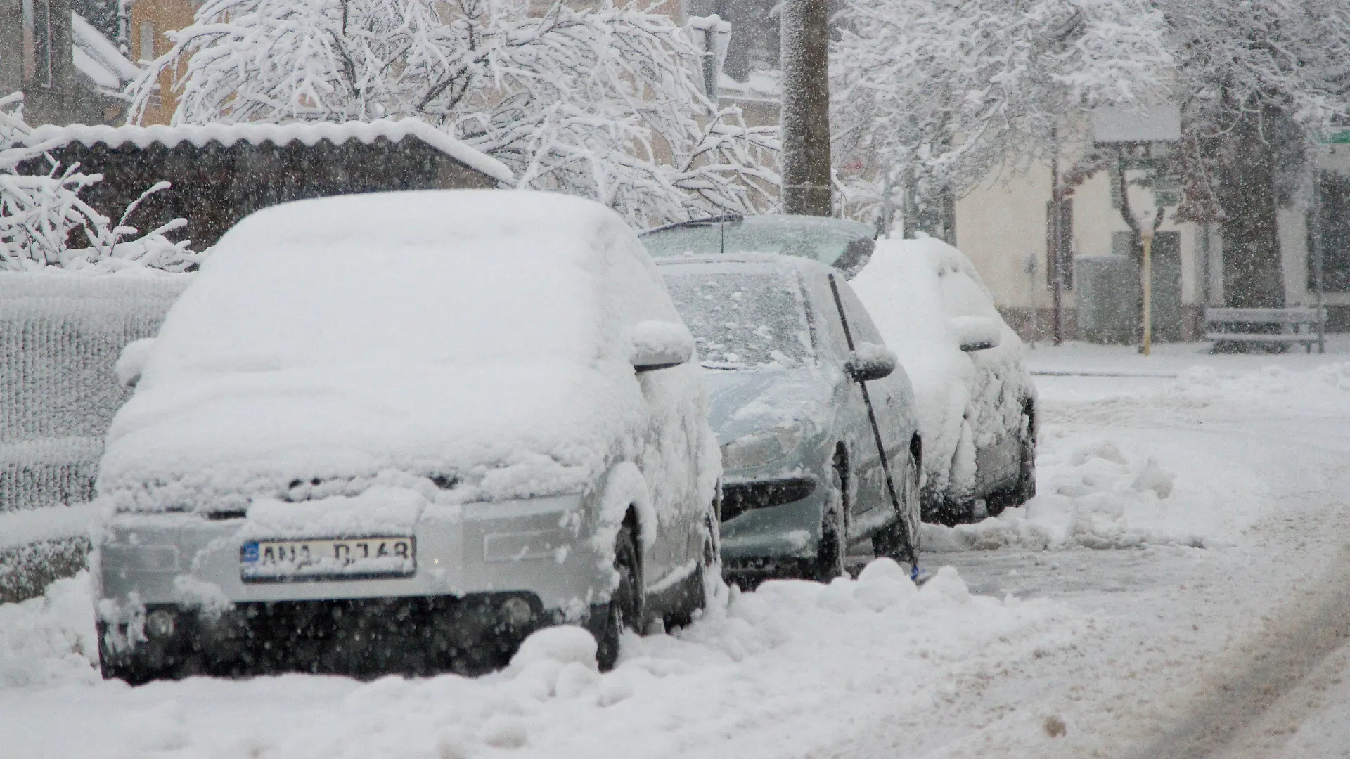 Verschneite Autos stehen bei Schlettau (Sachsen) am 29.11.2012. Schneefälle sorgten im Erzgebirge für schwierige Verkehrsverhältnisse. Foto: Bernd März/dpa +++(c) dpa - Bildfunk+++