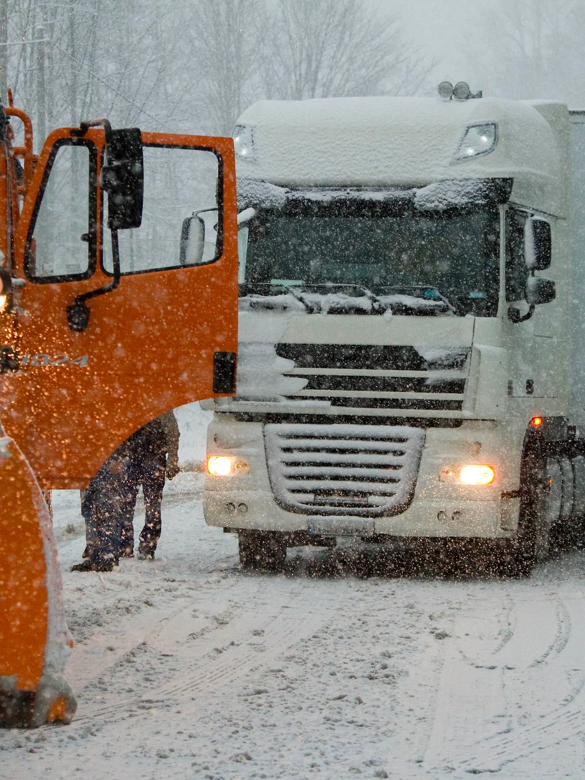 Chaotische Verkehrsverhältnisse am 29.11.2012 auf einer Straße zwischen Elterlein und Zwönitz im Erzgebirge (Sachsen). Schnee brachte besonders den Lastwagen Probleme, die auf voraus fahrende Schneepflüge angewiesen waren. Foto: Bernd März/dpa  +++(c) dpa - Bildfunk+++