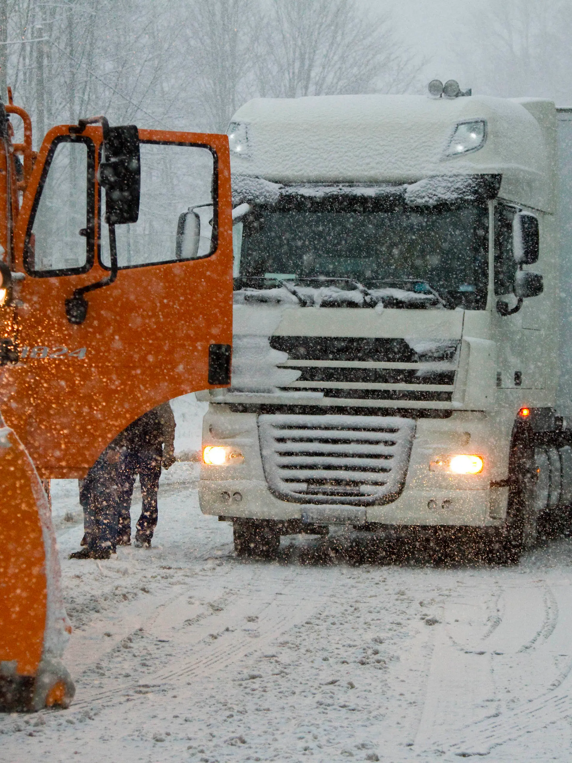 Chaotische Verkehrsverhältnisse am 29.11.2012 auf einer Straße zwischen Elterlein und Zwönitz im Erzgebirge (Sachsen). Schnee brachte besonders den Lastwagen Probleme, die auf voraus fahrende Schneepflüge angewiesen waren. Foto: Bernd März/dpa  +++(c) dpa - Bildfunk+++