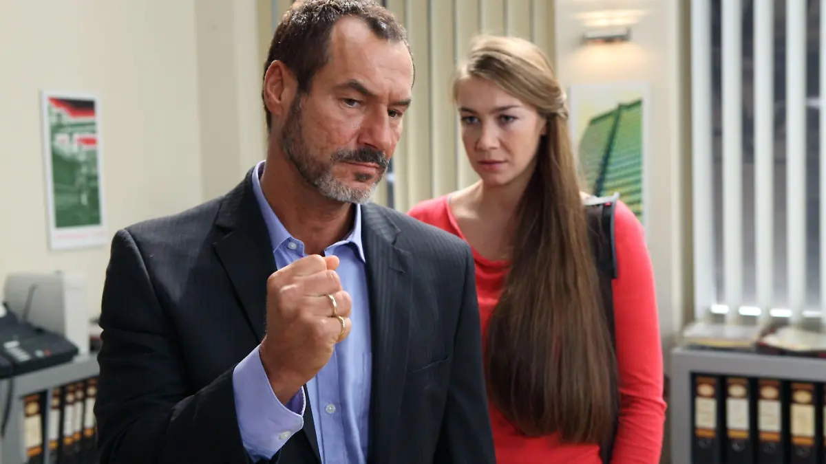Richard (Silvan-Pierre Leirich) ist wütend und enttäuscht, als er von Katja (Anna-Katharina Samsel) erfährt, dass sie das Steinkamp-Team verlassen will.