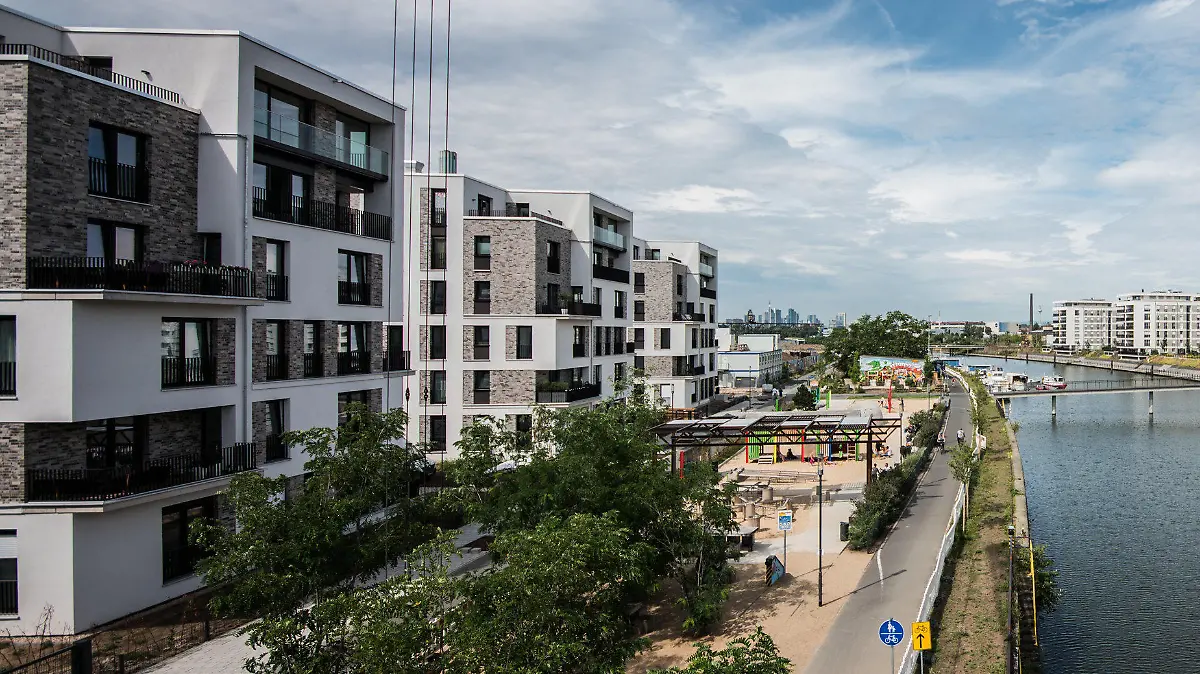 ARCHIV - 09.08.2019, Hessen, Offenbach: Moderne Wohneinheiten stehen auf der Hafeninsel (r) und am Nordring zum Mainufer hin. Der Anstieg der Wohnungsmieten in Deutschland hat sich nach einer Phase mit relativ moderaten Zuwächsen wieder beschleunigt. Foto: Andreas Arnold/dpa +++ dpa-Bildfunk +++