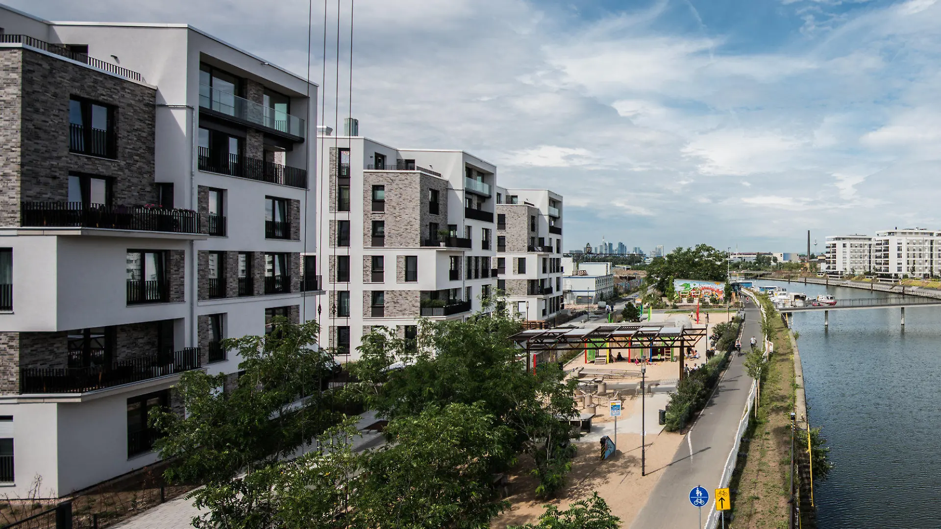 ARCHIV - 09.08.2019, Hessen, Offenbach: Moderne Wohneinheiten stehen auf der Hafeninsel (r) und am Nordring zum Mainufer hin. Der Anstieg der Wohnungsmieten in Deutschland hat sich nach einer Phase mit relativ moderaten Zuwächsen wieder beschleunigt. Foto: Andreas Arnold/dpa +++ dpa-Bildfunk +++