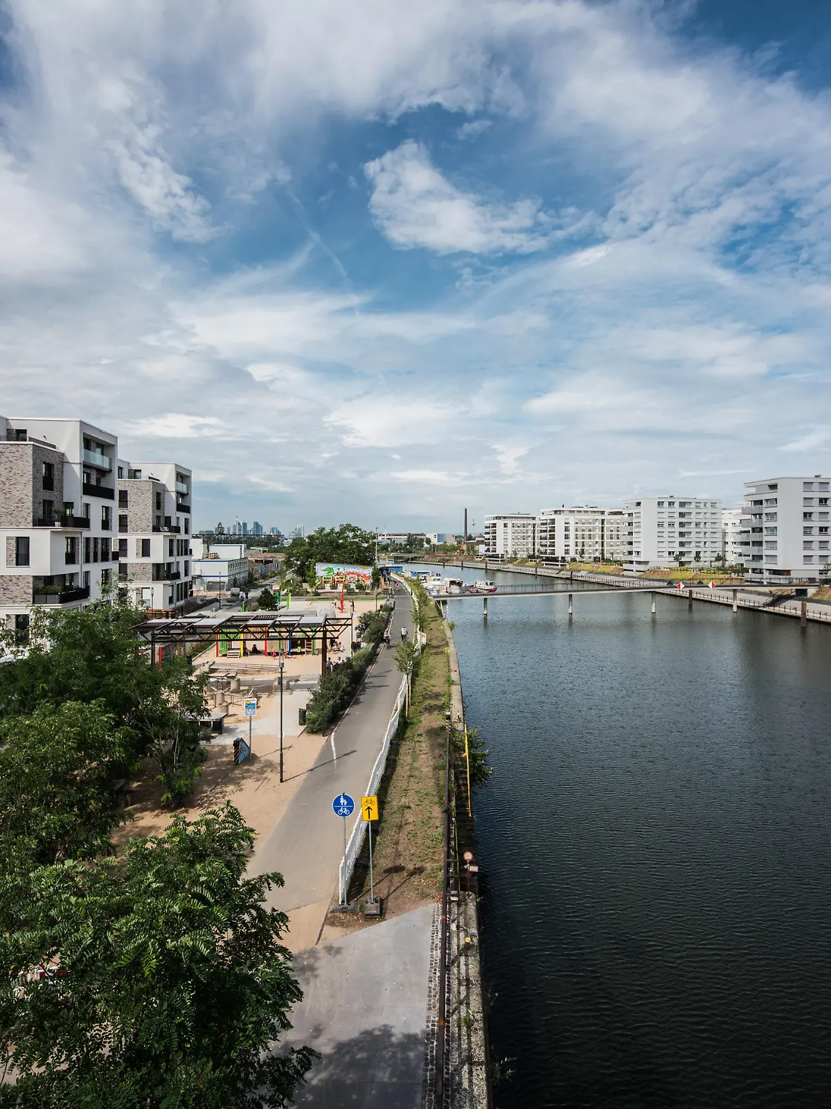 ARCHIV - 09.08.2019, Hessen, Offenbach: Moderne Wohneinheiten stehen auf der Hafeninsel (r) und am Nordring zum Mainufer hin. Der Anstieg der Wohnungsmieten in Deutschland hat sich nach einer Phase mit relativ moderaten Zuwächsen wieder beschleunigt. Foto: Andreas Arnold/dpa +++ dpa-Bildfunk +++