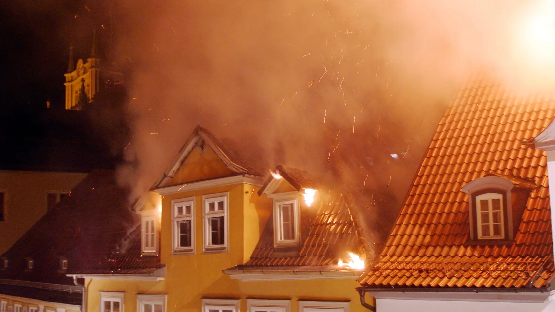 Ein Haus brennt in der Nacht auf Sonntag (27.05.2012) in Coburg (Oberfranken) in der Altstadt. Bei einem Großbrand in der AltstaDT sind am frühen Sonntagmorgen mindestens dreizehn Menschen verletzt worden. Wenigstens vier denkmalgeschützte Häuser des historischen Stadtkerns brannten. Die Polizei schätzte den Schaden zunächst auf mehrere Millionen Euro. Foto: Sven Kienel dpa/lby +++(c) dpa - Bildfunk+++