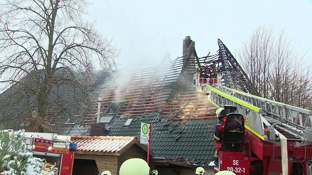 Ein Feuer in einem Bauernhaus in Pronstorf löste am Samstag einen Großeinsatz der Feuerwehr aus.