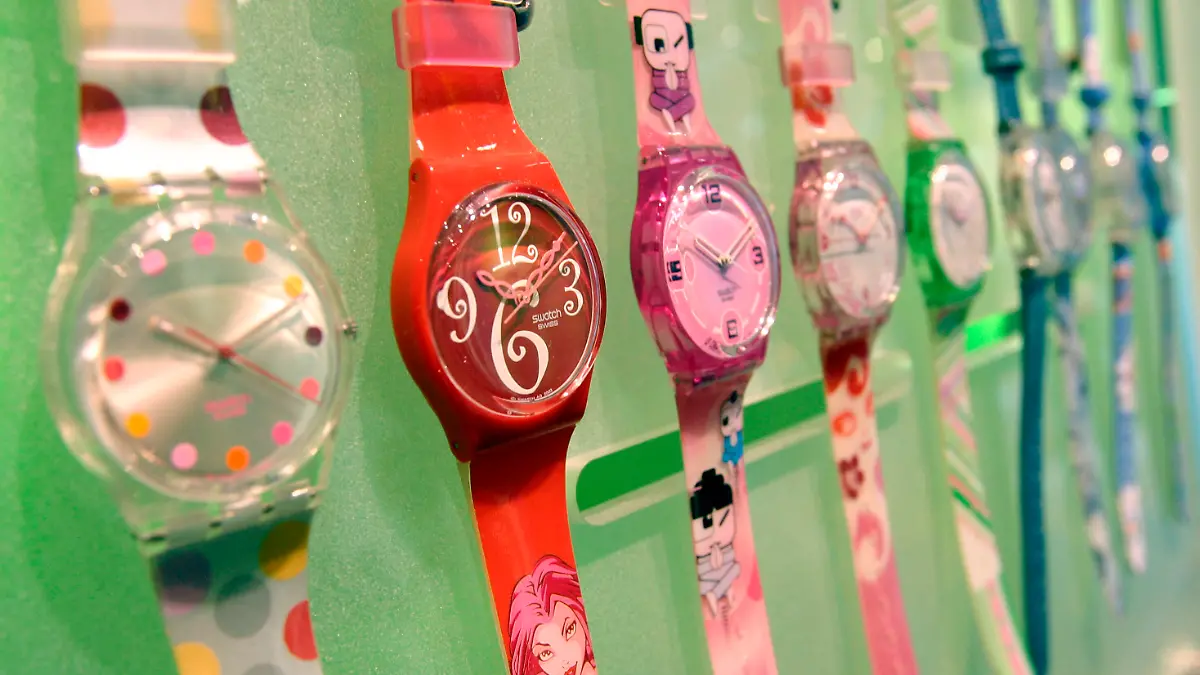5534283 (2259) Swatch-Uhren in der Filiale in den Potsdamer Platz Arkaden in Berlin am 24.08.2004. Swatch store in Berlin