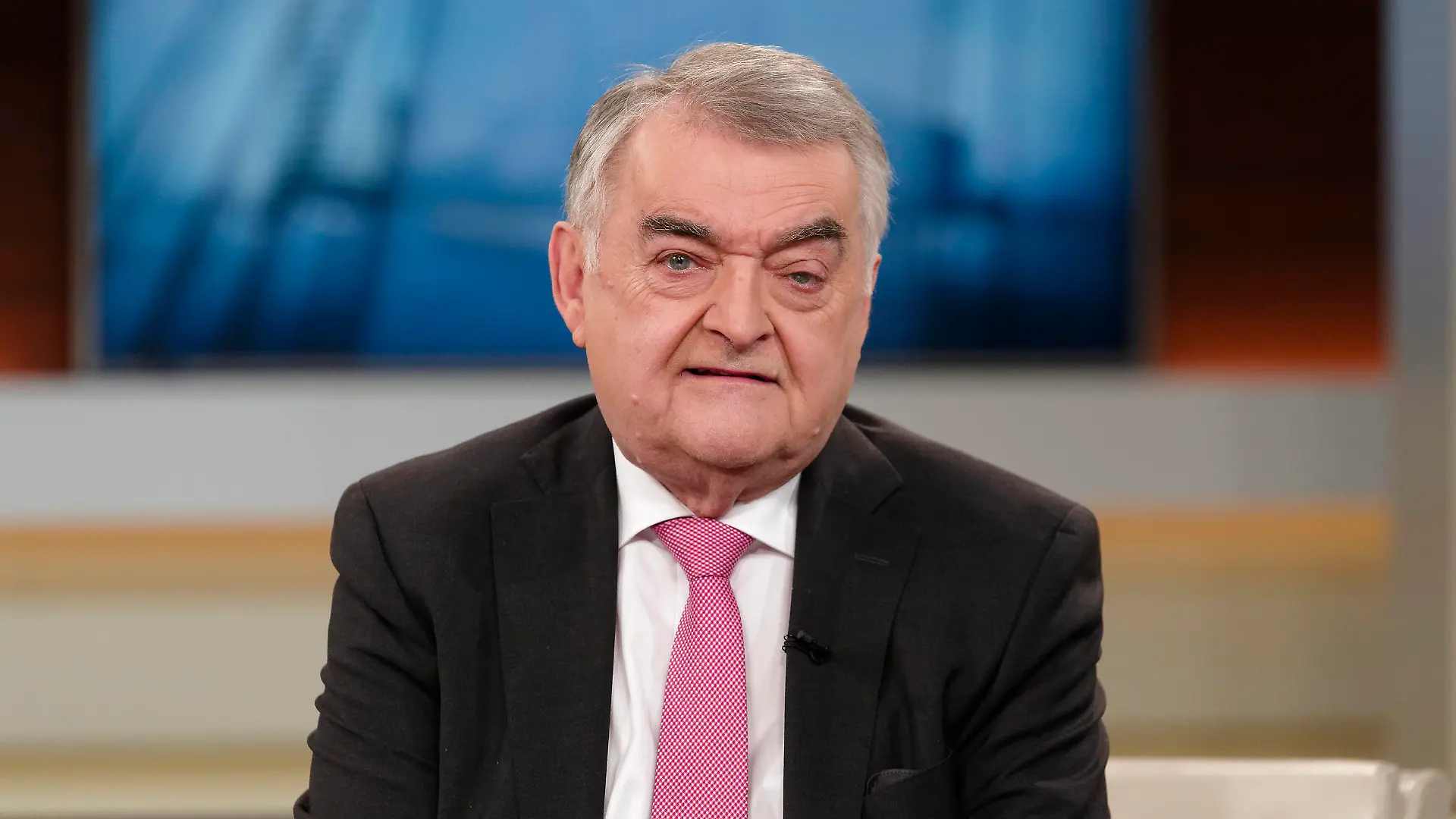 Herbert Reul bei Anne Will 2022-12-11, Deutschland, Berlin - Herbert Reul CDU, Innenminister in Nordrhein-Westfalen, zu Gast bei Anne Will im Ersten Deutschen Fernsehen. Thema des Politiktalks in der ARD: Razzia bei Reichsbürgern - Wie groß ist die Terrorgefahr durch Staatsfeinde *** Herbert Reul on Anne Will 2022 12 11, Germany, Berlin Herbert Reul CDU , Minister of the Interior in North Rhine-Westphalia, as a guest on Anne Will on the German public broadcaster ARDs political talk show Razzia bei Reichsbürgern Wie groß ist die Terrorgefahr durch Staatsfeinde