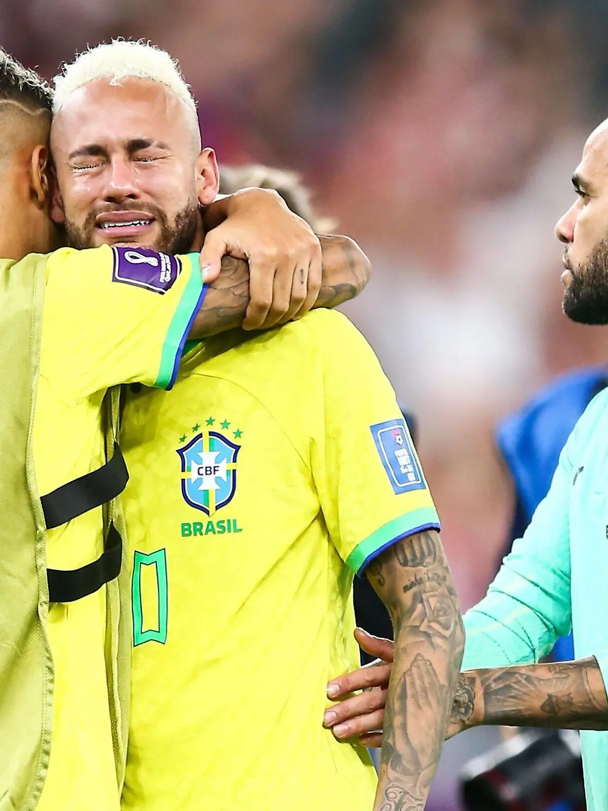 Mandatory Credit: Photo by Michael Zemanek/Shutterstock 13655744ep Neymar of Brazil looks dejected at the end of the game and bursts into tears as he s consoled by Dani Alves Croatia v Brazil, FIFA World Cup, WM, Weltmeisterschaft, Fussball 2022, Quarter Final, Football, Education City Stadium, Doha, Qatar - 09 Dec 2022 Editorial Use Only Croatia v Brazil, FIFA World Cup 2022, Quarter Final, Football, Education City Stadium, Doha, Qatar - 09 Dec 2022 Editorial Use Only PUBLICATIONxINxGERxSUIxAUTxHUNxGRExMLTxCYPxROUxBULxUAExKSAxONLY Copyright: xMichaelxZemanek/Shutterstockx 13655744ep 