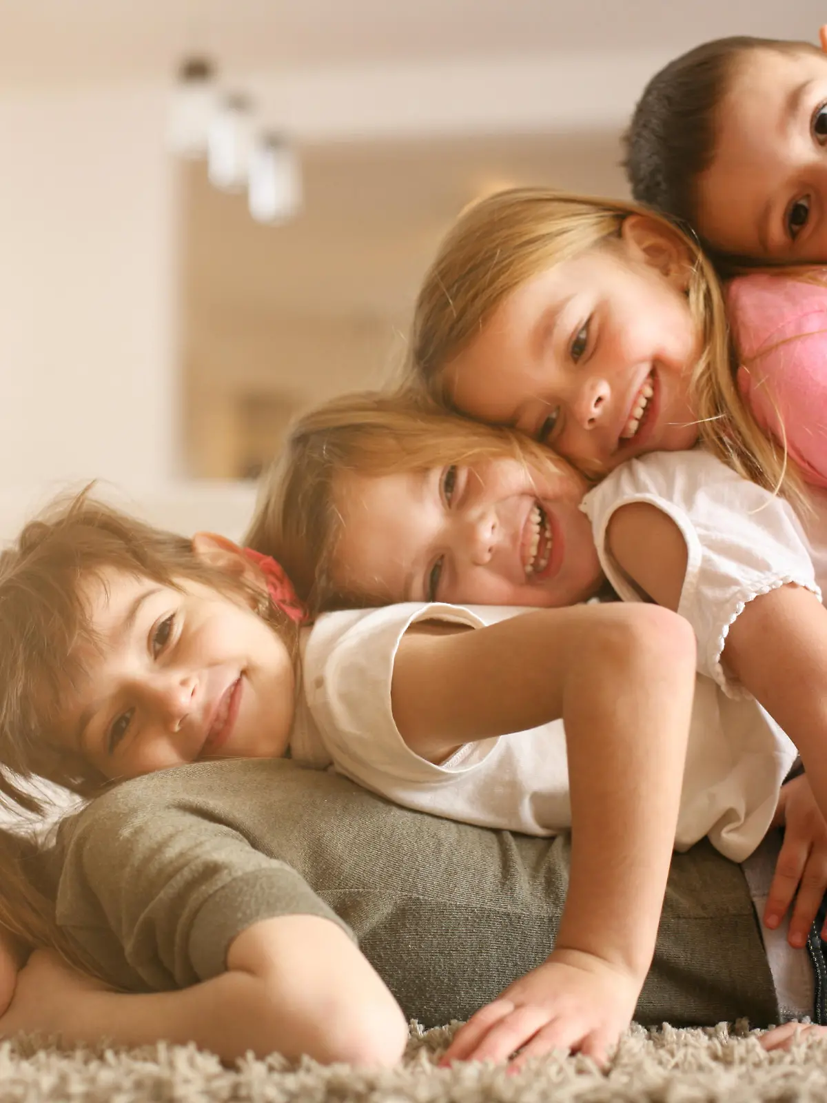 Kinder Geschwister liegen ausfeinander