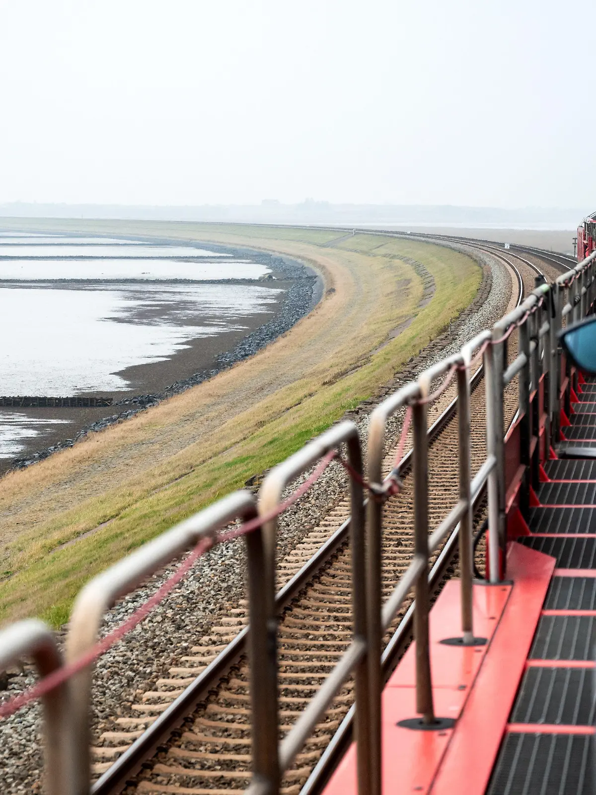 PRODUKTION - 30.11.2022, Schleswig-Holstein, Klanxbüll / Sylt: Ein Autozug der Deutschen Bahn fährt über den Hindenburgdamm auf die Nordseeinsel Sylt. In regelmäßigen Abständen flammt alle Jahre wieder die Debatte um eine Umbenennung des Bahndammes nach Sylt auf. (zu dpa ·Alle Jahre wieder - Vorstoß zur Umbenennung des Hindenburgdamms·`) Foto: Daniel Bockwoldt/dpa/Daniel Bockwoldt +++ dpa-Bildfunk +++