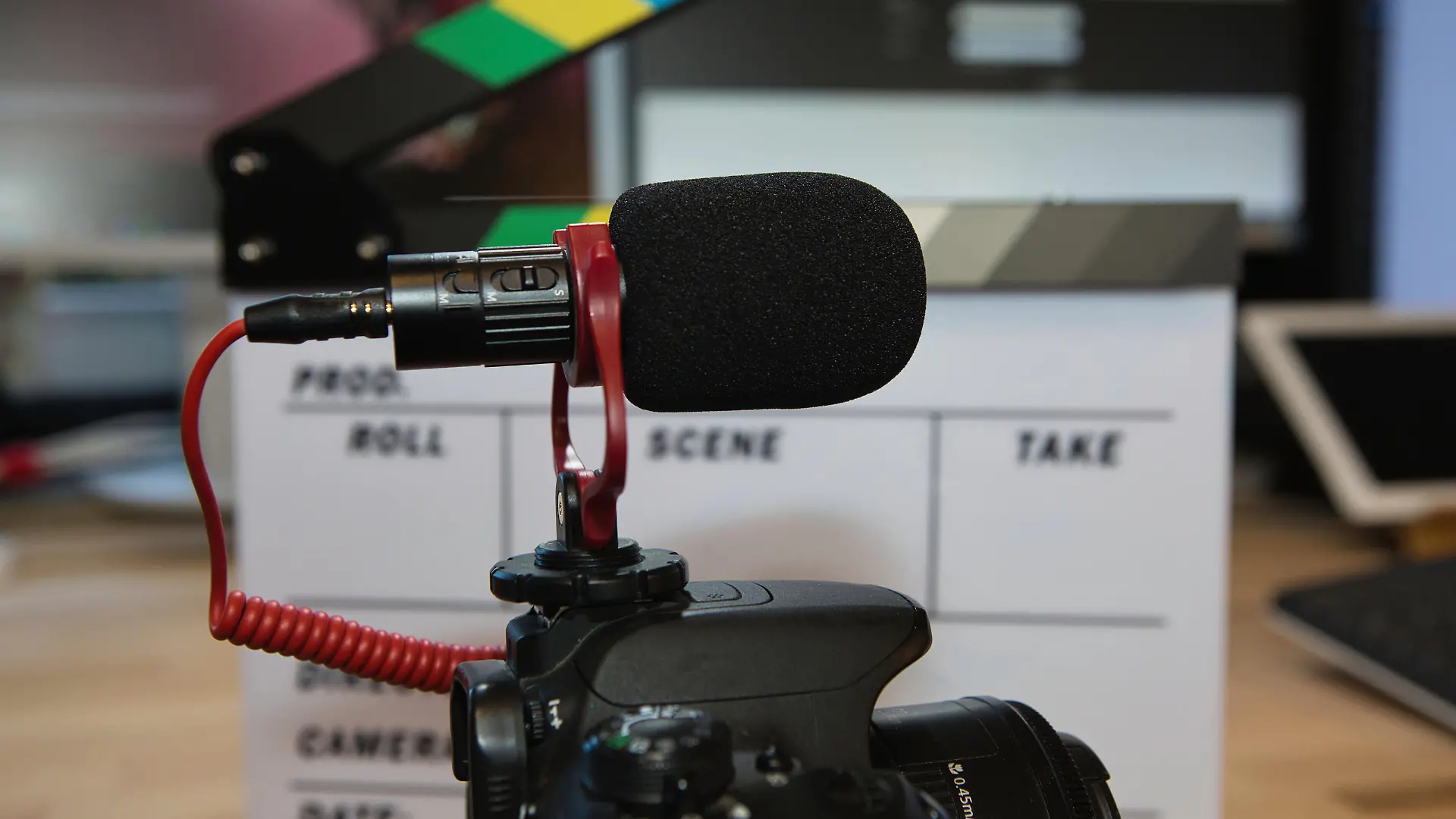 Ein externes Mikrofon sorgt für einen klaren und sauberen Ton bei Videoaufnahmen mit der Kamera