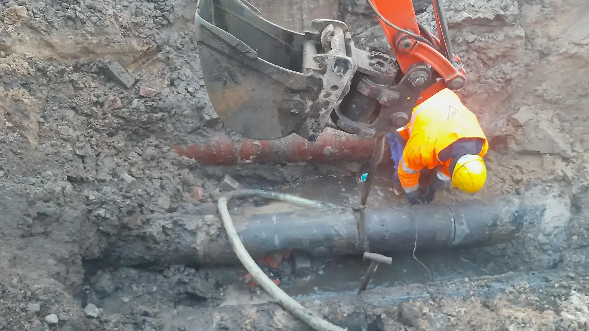 Seit fünf Uhr heute Morgen sind die Arbeiten an der Leitung abgeschlossen und das Wasser fließt wieder.