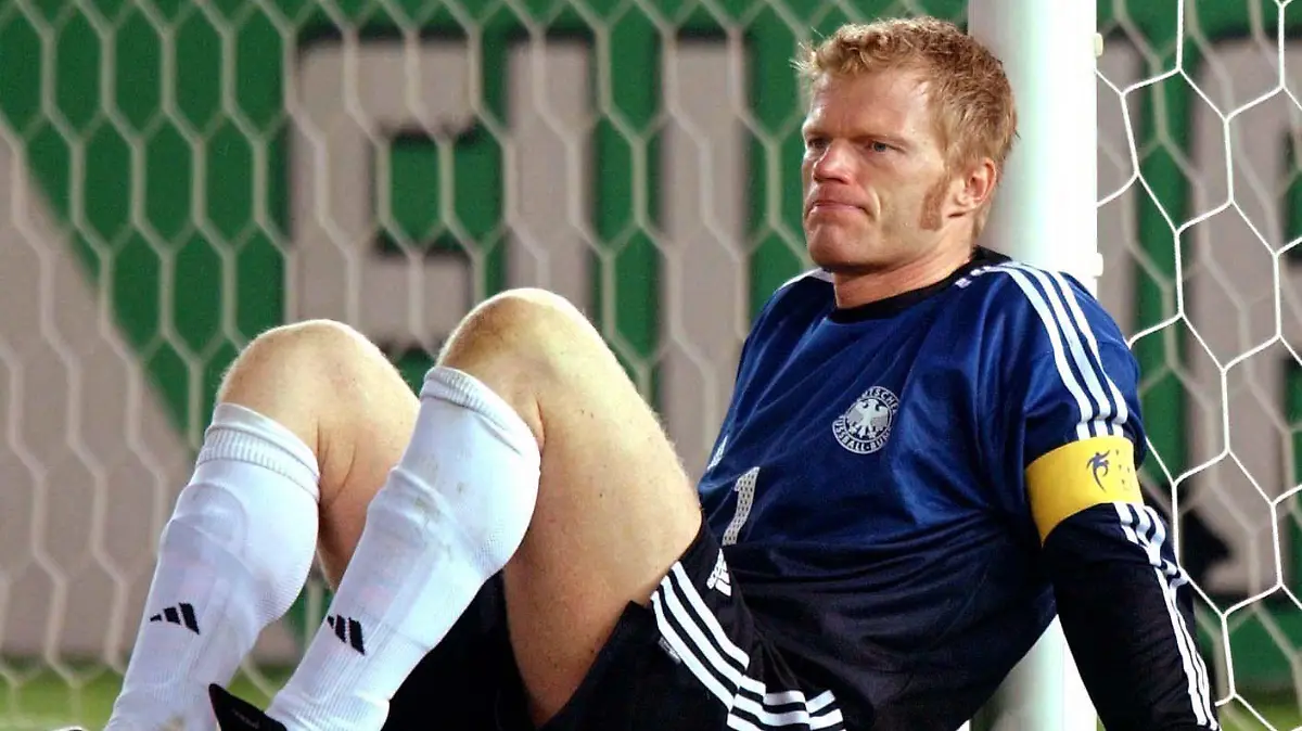 ARCHIV - 30.06.2002, Japan, Yokohama: Der deutsche Torhüter und Kapitän Oliver Kahn sitzt bei Spielende deprimiert am Pfosten. Die deutsche Fußballnationalmannschaft verliert am 30.06.2002 im International-Stadion in Yokohama das Endspiel der 17. Weltmeisterschaft gegen Brasilien mit 0:2. In einem Podcast spricht Kahn jetzt darüber, wie er danach in eine Depression stürzte. (zu dpa: «Kahn über Burn-out: Milliarden Menschen schauten mir beim Versagen zu») Foto: Oliver Berg/Deutsche Presse-Agentur GmbH/dpa +++ dpa-Bildfunk +++