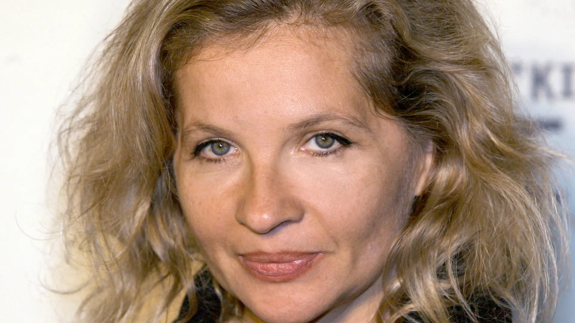 Die Regisseurin Eva Ionesco zeigt sich am Dienstag (25.10.2011) auf dem roten Teppich am Kino Cinema Paris in Berlin. Ionesco kam zur Premiere ihres autobiographischen Films "I'm Not A F**king Princess". Foto: Stephanie Pilick dpa/lbn