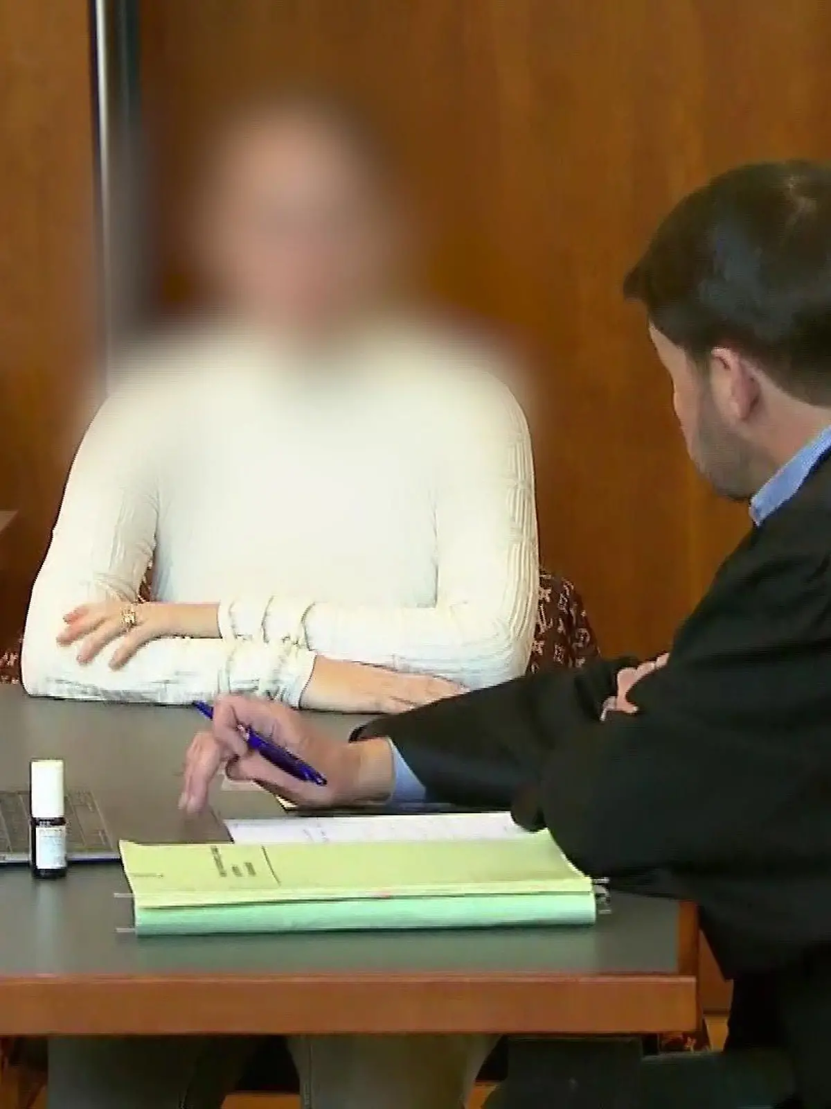 Denise J. schmuggelte für ihren Liebhaber ein Handy ins Gefängnis.