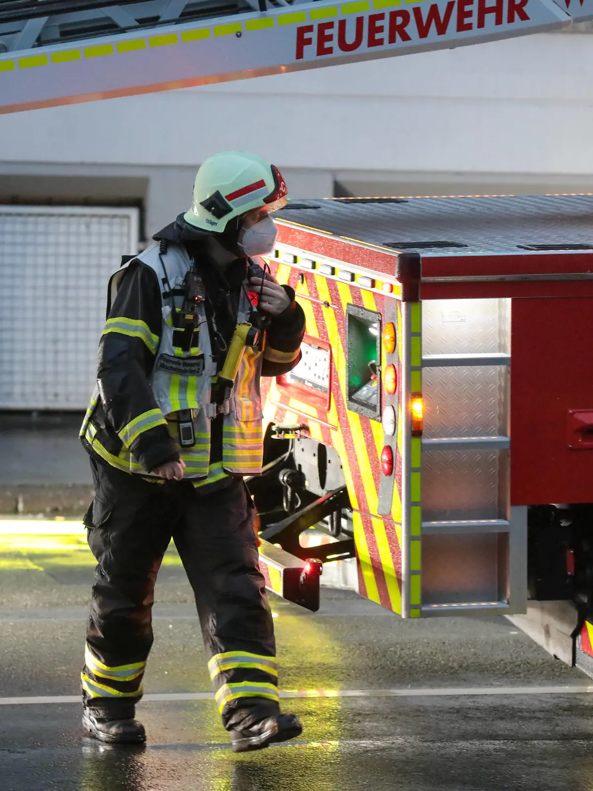 Dachstuhlbrand Wuppertal Gegen viertel nach vier rückten Kräfte der Wuppertaler Feuerwehr zu einem gemeldeten Dachstuhlbrand an der Straße Schwarzbach aus. Ein Fahrzeug des Umweltschutzzuges war zufällig in der Nähe und führte eine gute ausführliche Erkundung durch, somit konnten die kurze Zeit später eintreffenden Kräfte der Berufsfeuerwehr unmittelbar mit der Brandbekämpfung beginnen. Über zwei Drehleitern wurde ein umfangreicher Löschangriff von außen vorgenommen während auch über den Treppenraum Trupps in die Brandwohnung vordrangen. Verletzt wurde nach aktuellem Stand in dem Wohn- und Geschäftsgebäude niemand. Das Dach und die drunterliegenden Räumlichkeiten brannten bis auf die Grundmauern aus, im restlichen Gebäude 