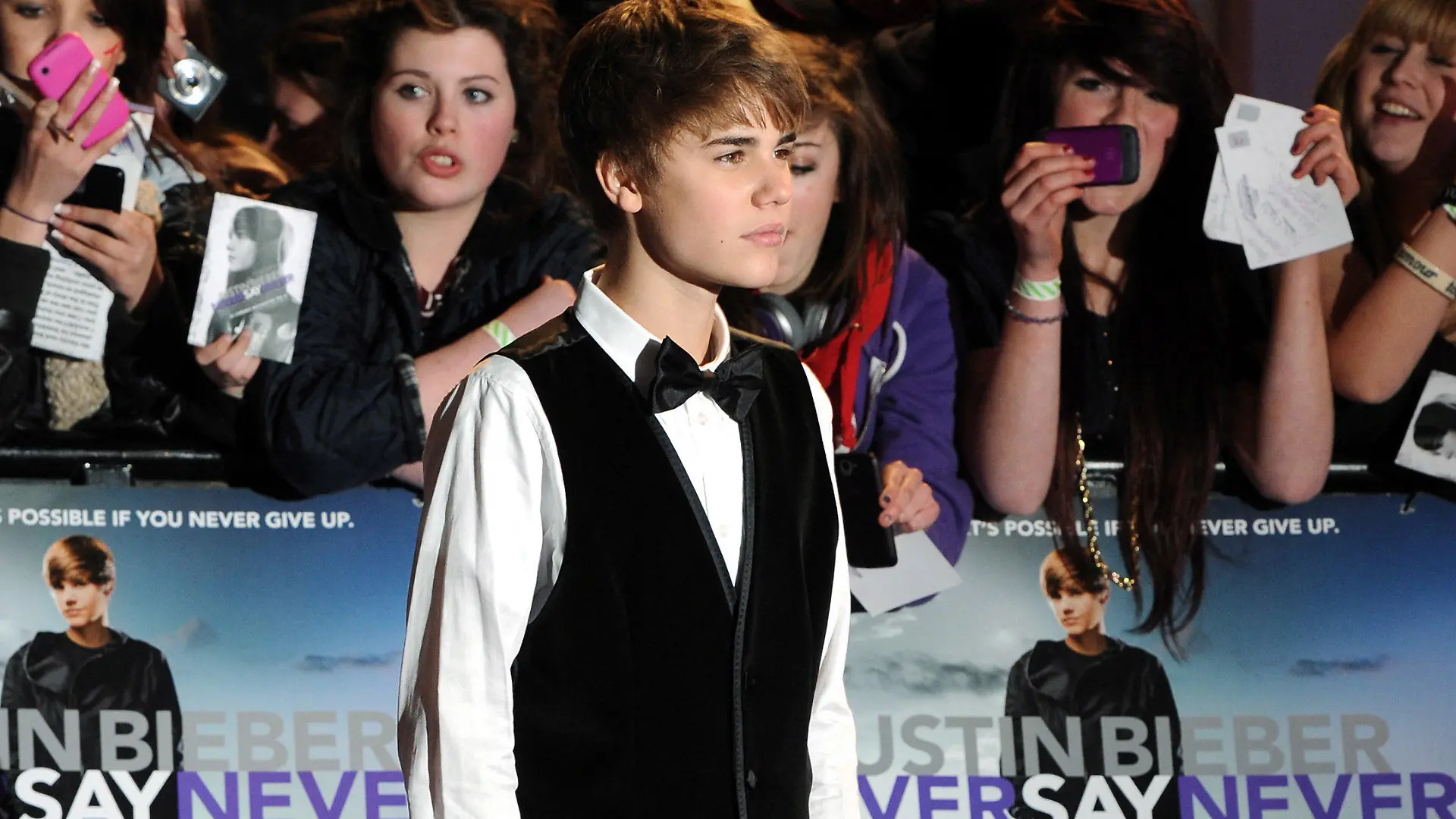 ARCHIV - Der kanadische Sänger Justin Bieber kommt in London zur Premiere seines Films «Justin Bieber: Never Say Never» (Archivfoto vom 16.02.2011). Darauf haben viele Mädchen sehnsüchtig gewartet: Kurz nach seinem 17. Geburtstag gibt es Popstar Justin Bieber jetzt zum Greifen nah auf der Kinoleinwand. Ein Mix aus Konzertfilm und Doku. Der Film «Justin Bieber: Never Say Never» kommt am 10. März - einen Monat nach seinem US-Start - auch in Deutschland ins Kino. EPA/DANIEL DEME (zu dpa-Kinostarts vom 03.03.2011) +++(c) dpa - Bildfunk+++