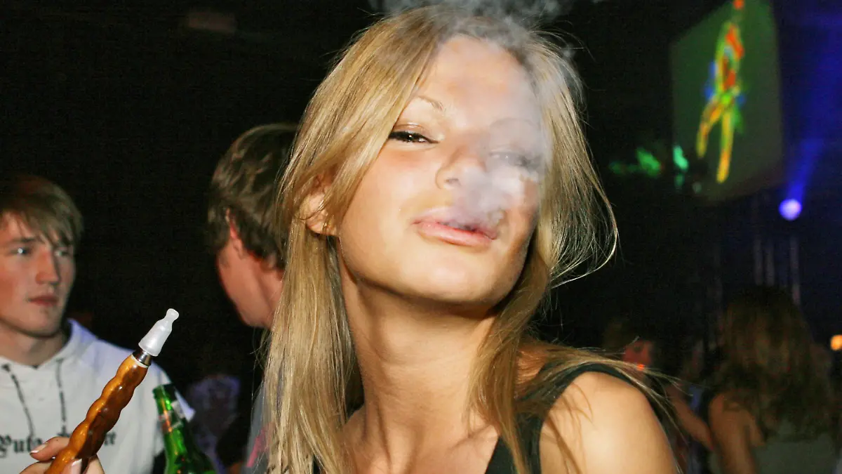 MOSCOW, RUSSIA. DECEMBER 10, 2006. A girl exhales smoke from a calean in the Infiniti nightclub in Moscow. Foto: ITAR-TASS / Yuri Samolygo +++(c) dpa - Report+++